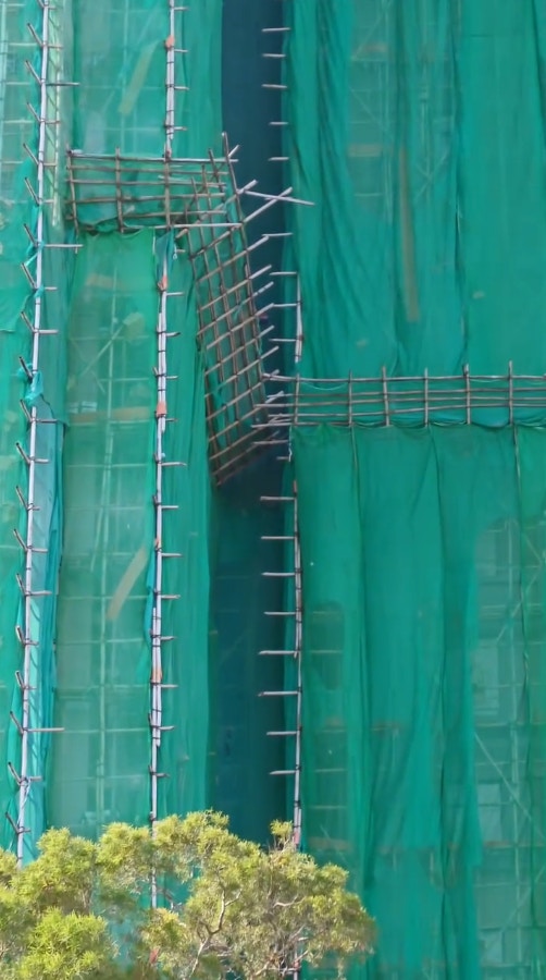 最初宏昌閣低層有棚架出現火種，但火勢並不猛烈，尚未開始蔓延。（網民striking_biking片段）