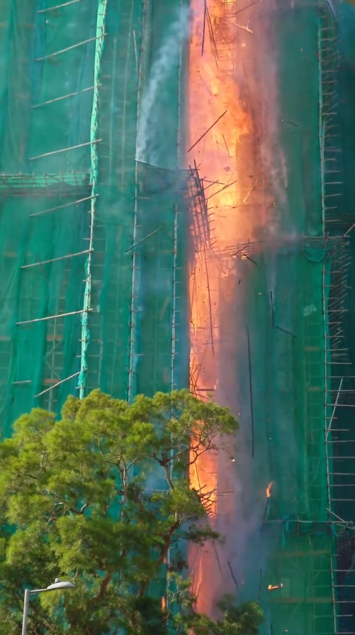 片主更形容不足10分鐘，火勢已經不可收拾。片中途人所指，僅分鐘火勢已沿棚架燒通頂，竹枝被燒至爆裂墮下。（網民striking_biking片段）