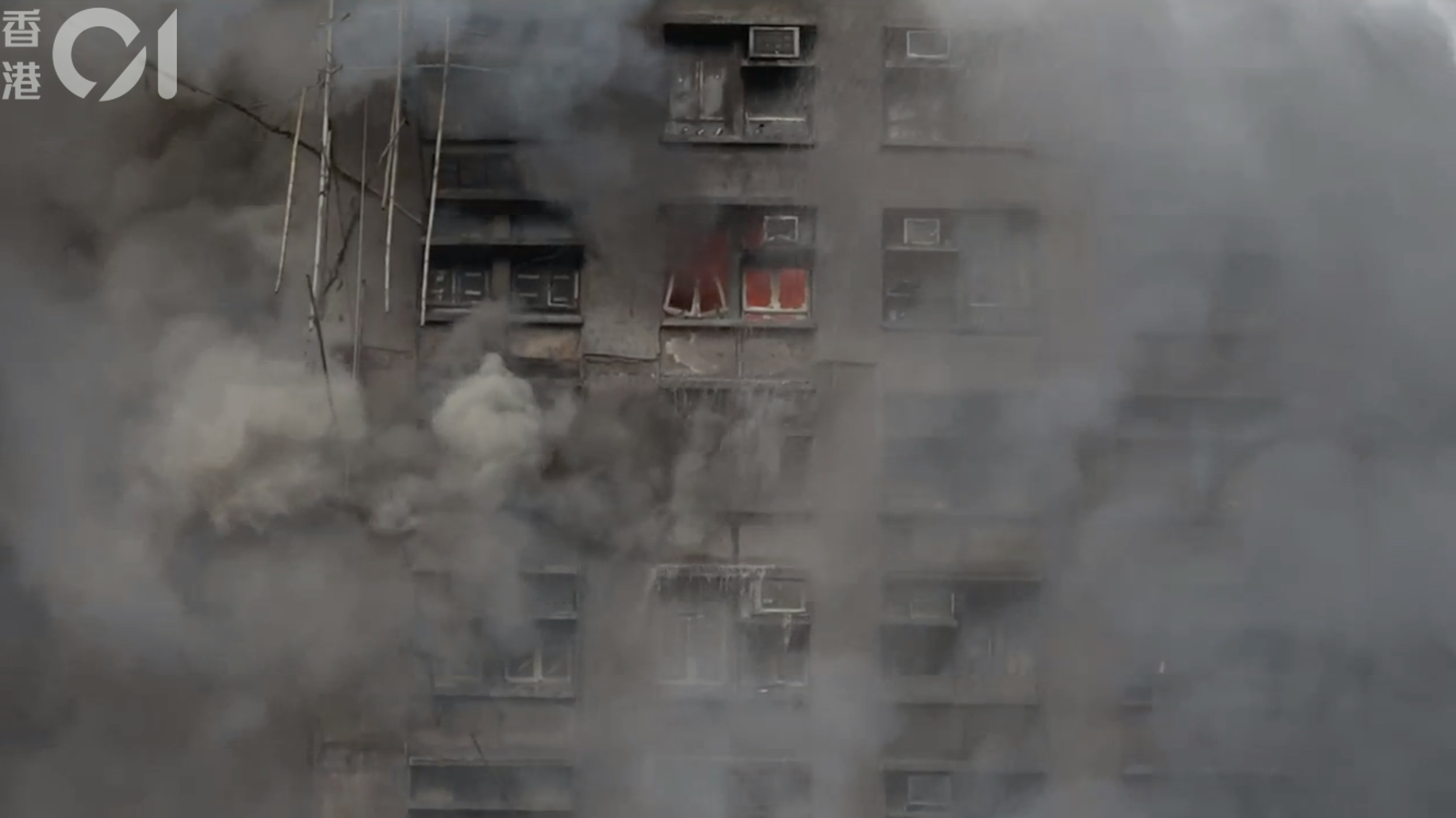 宏福苑多幢大廈被烈焰及濃煙吞噬。（香港01直播截圖）