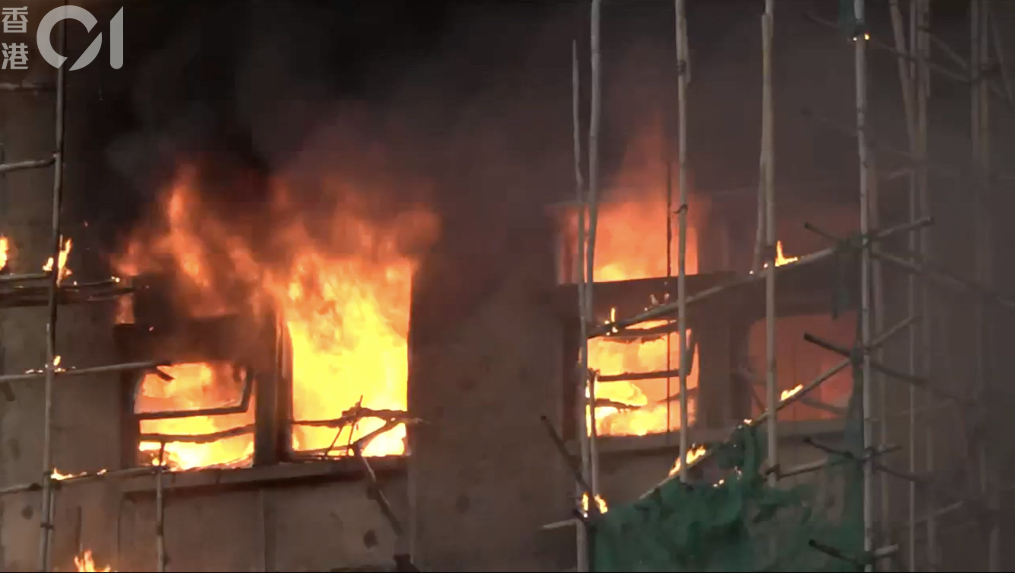 11月26日，大埔宏福苑發生五級火災。（香港01直播截圖）