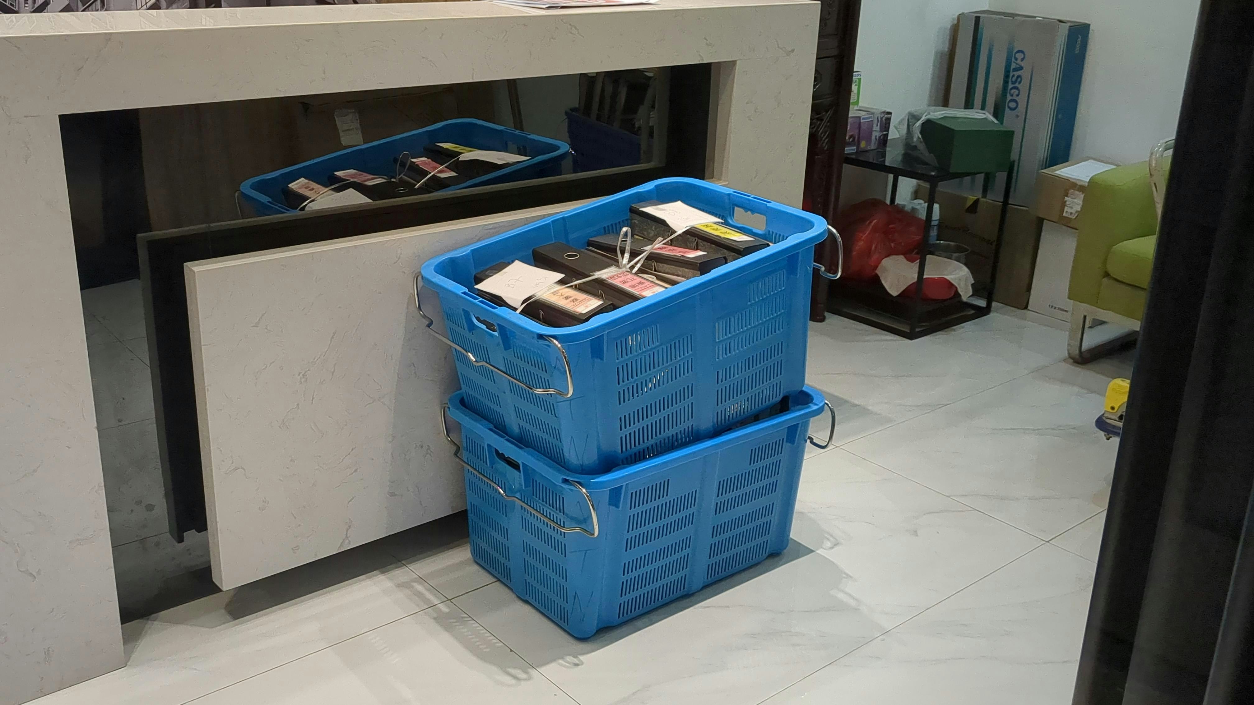 一箱箱的文件被檢取調查。（黃偉民攝）