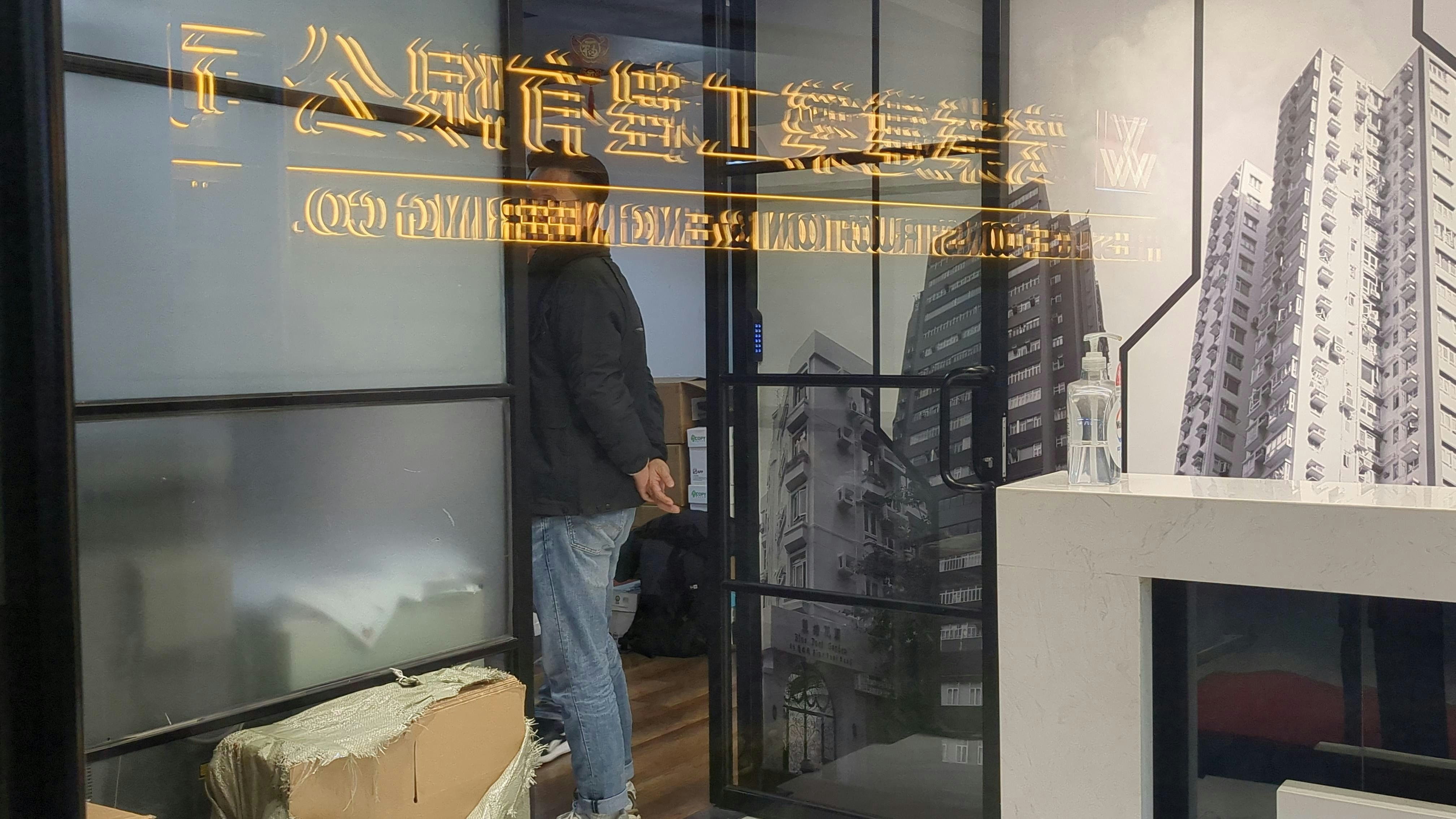 重案組探員在寫字樓內調查。（黃偉民攝）