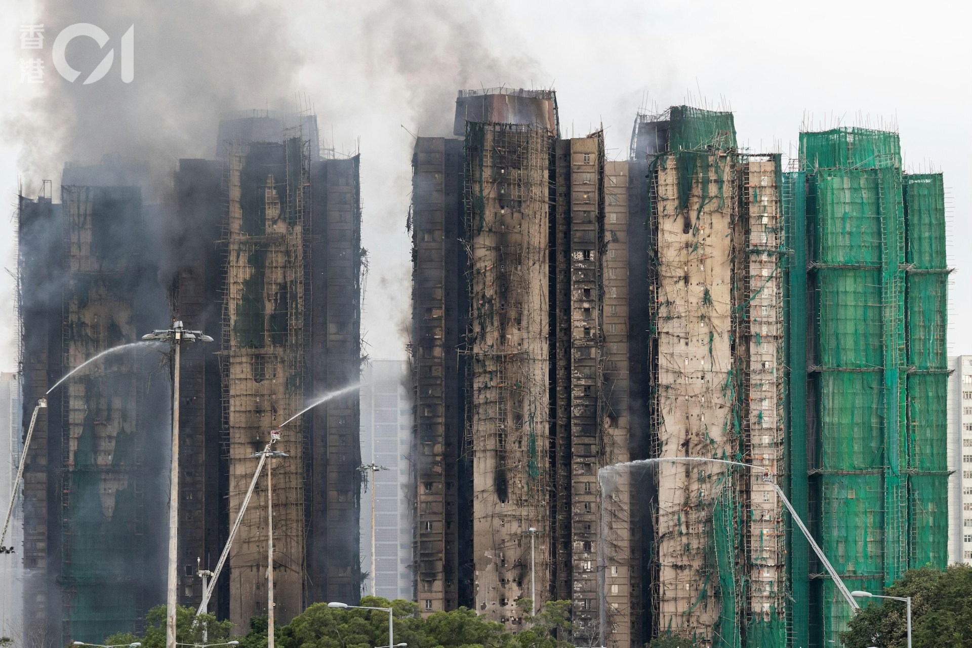 大埔宏福苑11月26日發生五級火,至今已證實161死,7座大樓嚴重焚毀,過千戶人痛失家園。(梁鵬威攝) 大埔宏福苑11月26日發生五級火,至今已證實161死,7座大樓嚴重焚毀,過千戶人痛失家園。(梁鵬威攝)