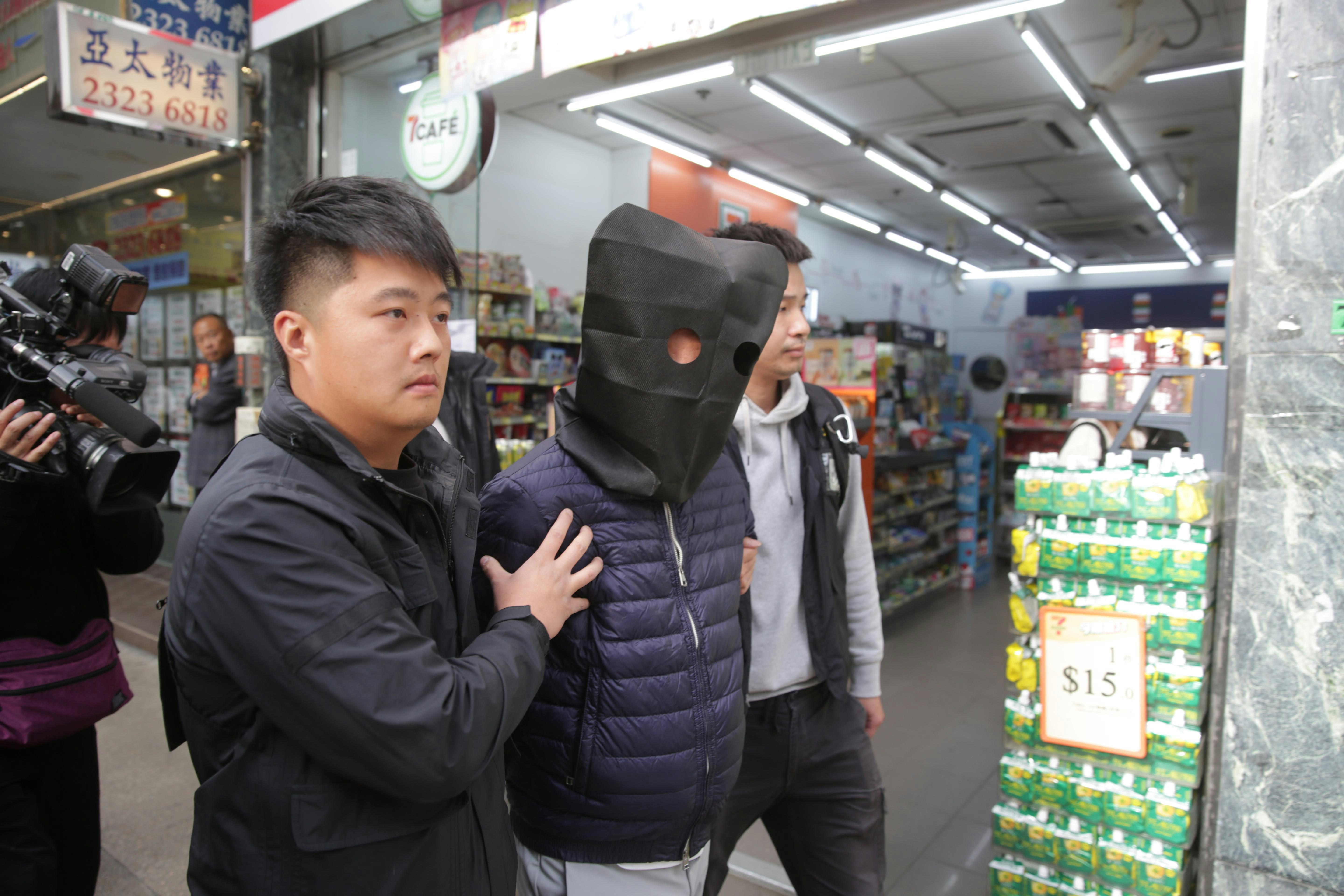 警方由工程公司帶走一名男子。（黃偉民攝）