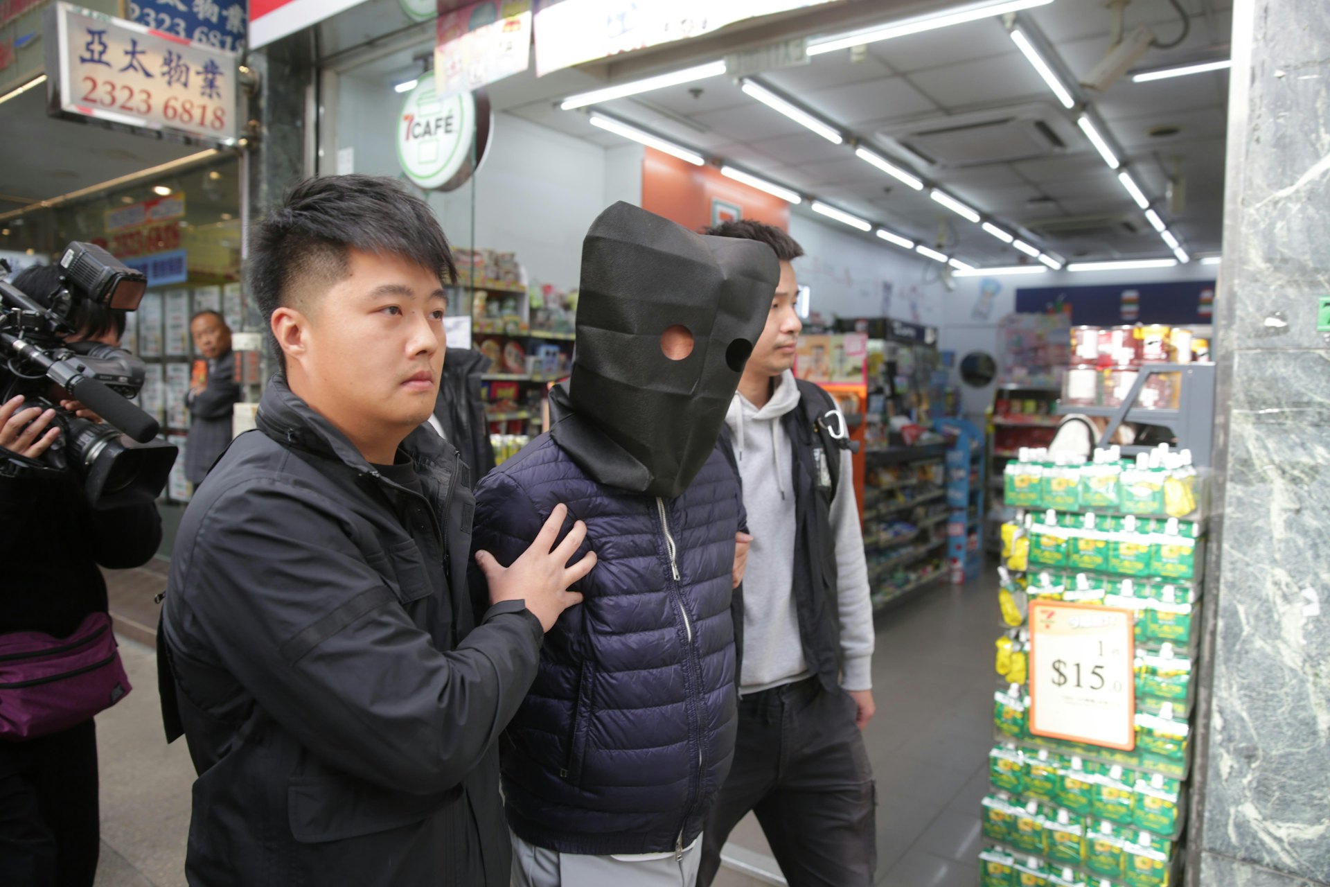 警方由工程公司帶走一名男子。(黃偉民攝)