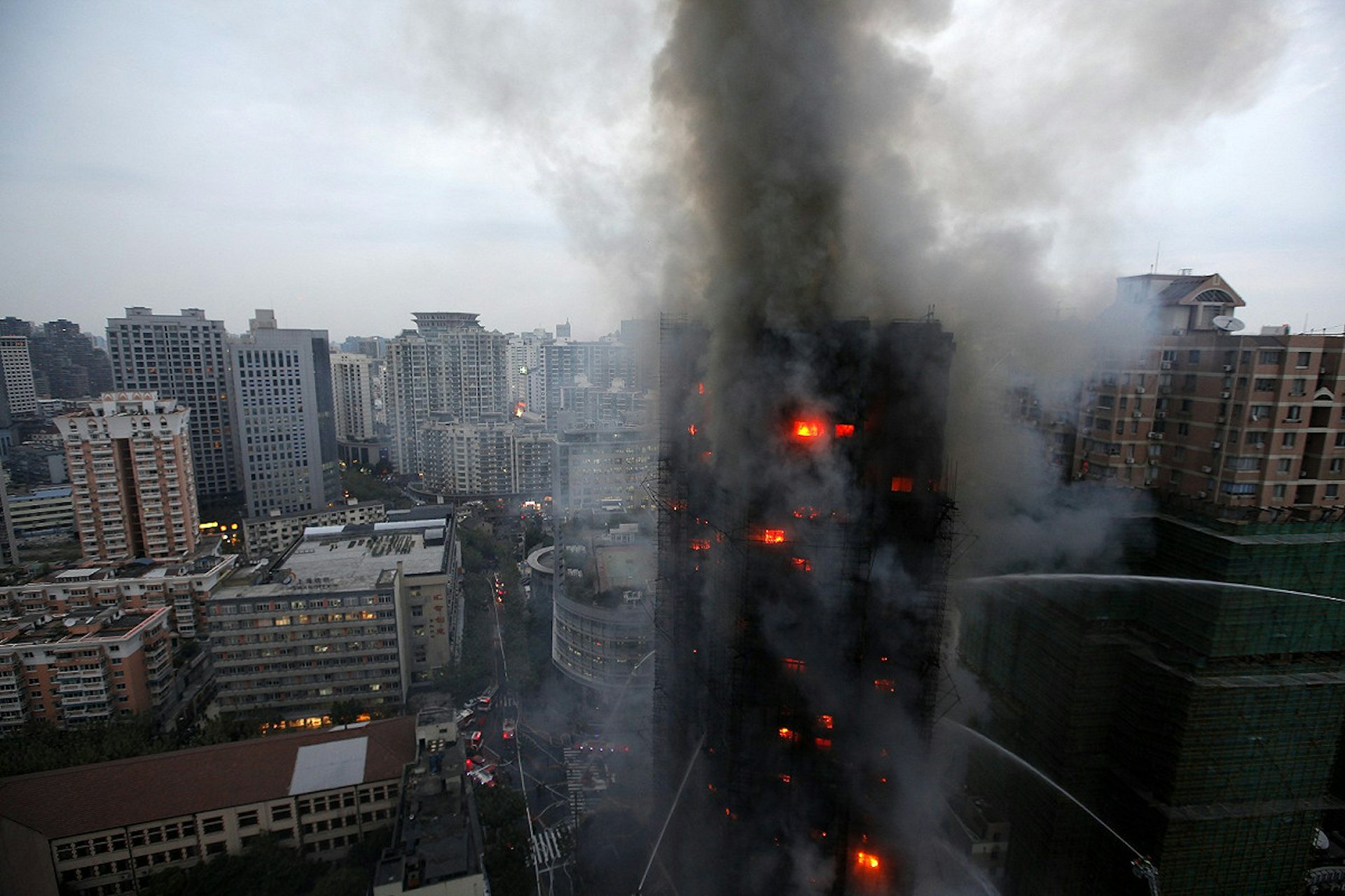 2010年11月15日上海市静安区住宅大火,58人遇难。