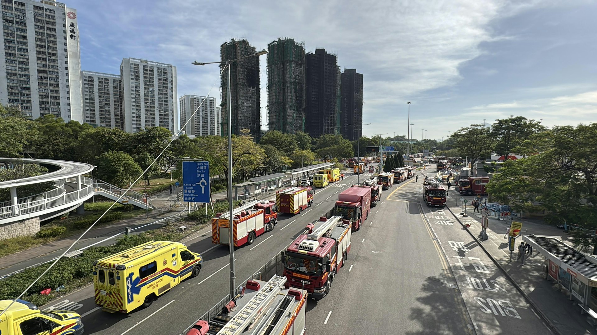 宏福苑火警第三日,大批消防和救護車在場。(翁鈺輝攝) 宏福苑火警第三日,大批消防和救護車在場。(翁鈺輝攝)