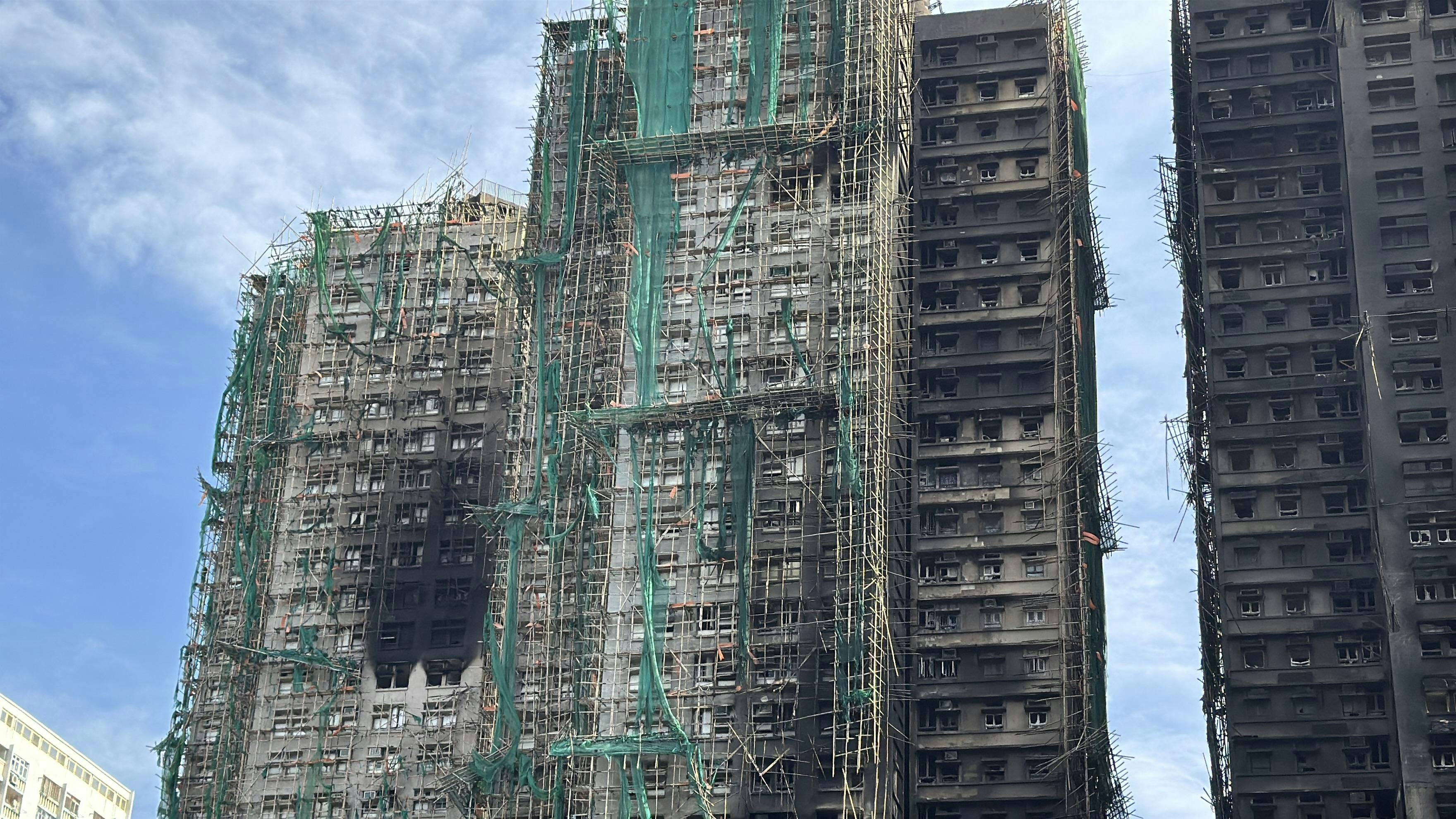 11月28日，大埔宏福苑火警第三日，早上9時，單位沒有再見火舌。（翁鈺輝攝）