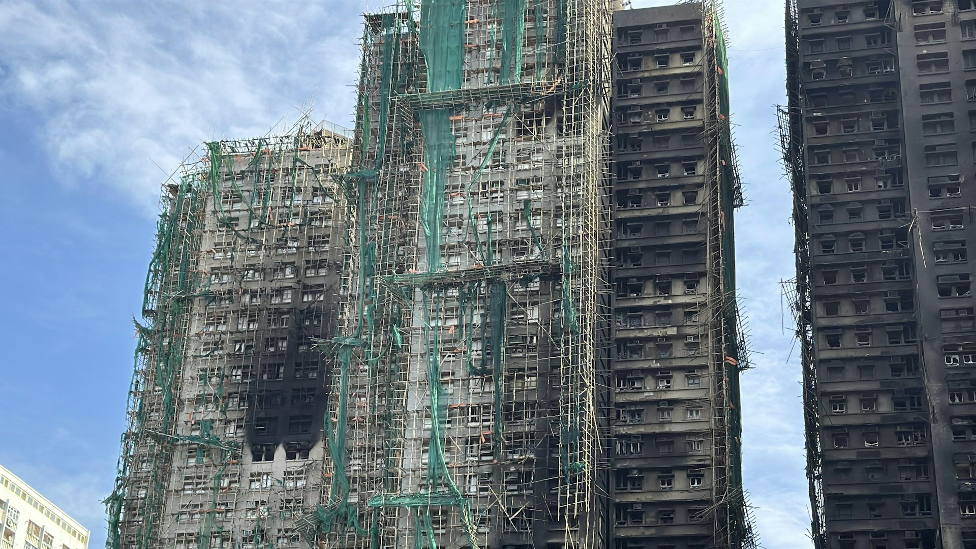 11月28日,大埔宏福苑火警第三日,早上9時,單位沒有再見火舌。(翁鈺輝攝) 11月28日,大埔宏福苑火警第三日,早上9時,單位沒有再見火舌。(翁鈺輝攝)