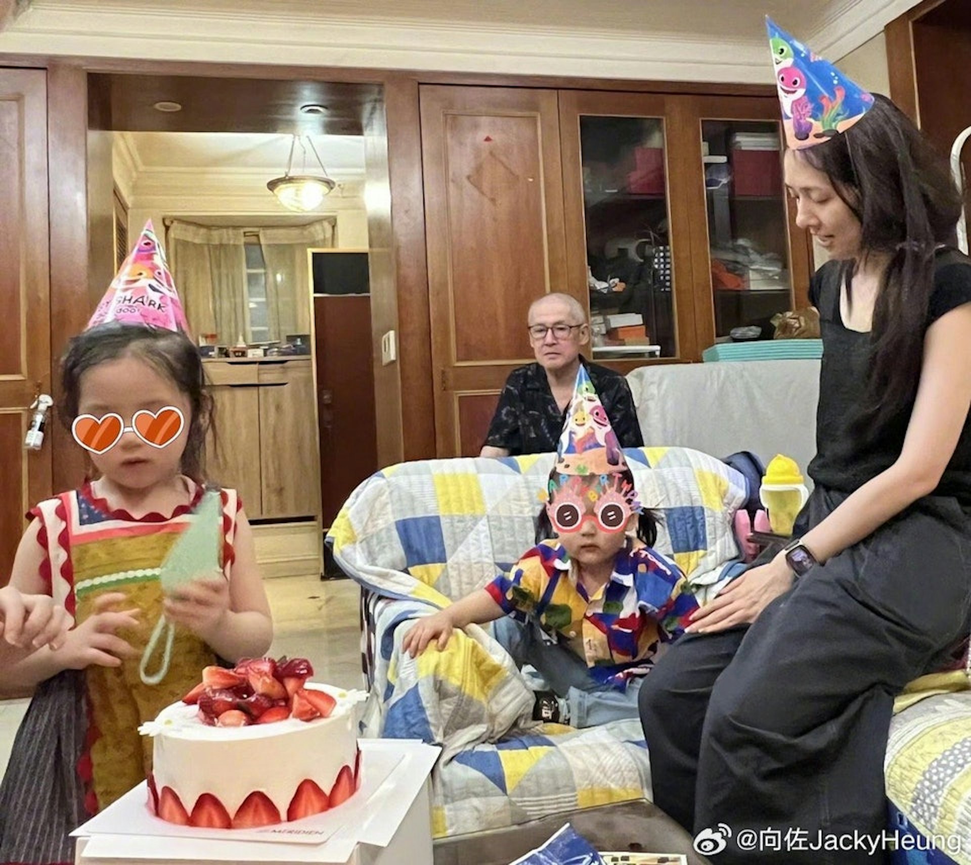 郭碧婷父亲晒4岁儿子近照,盛赞其颜值胜过潘安 郭碧婷父亲晒4岁儿子近照,盛赞其颜值胜过潘安