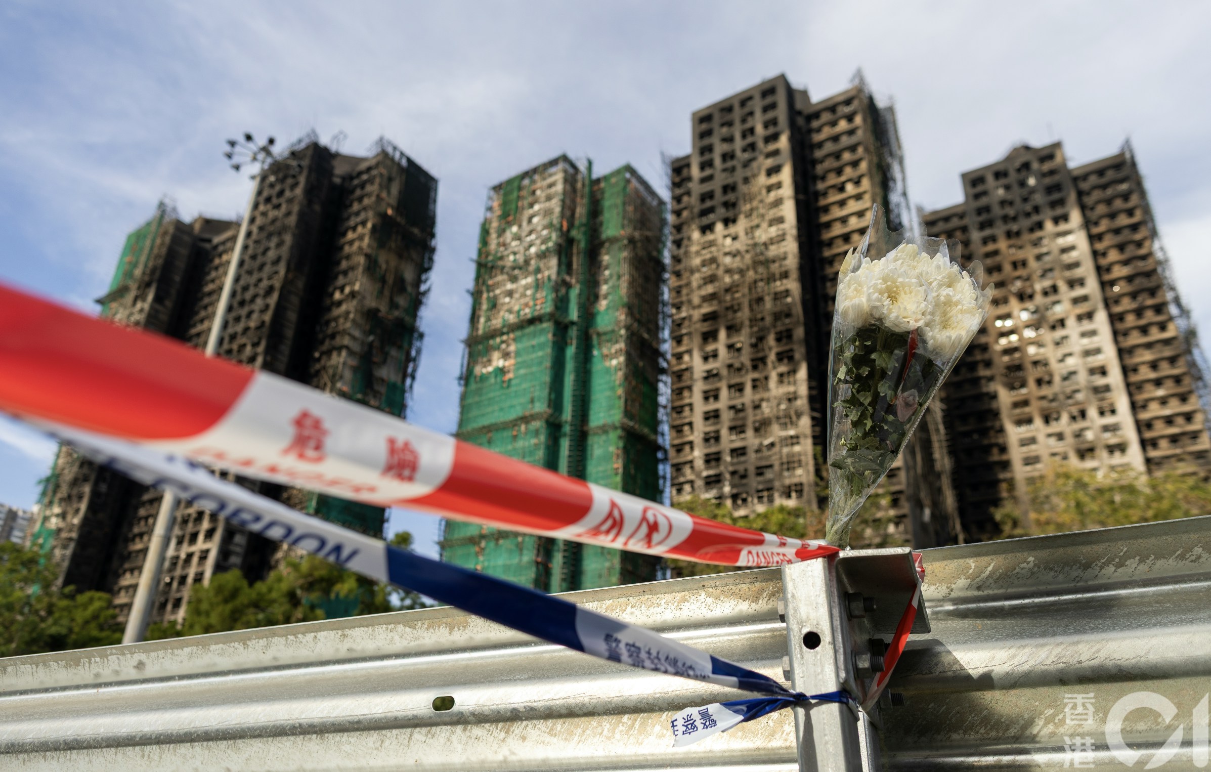 市民留下白花致哀。（梁鵬威攝）