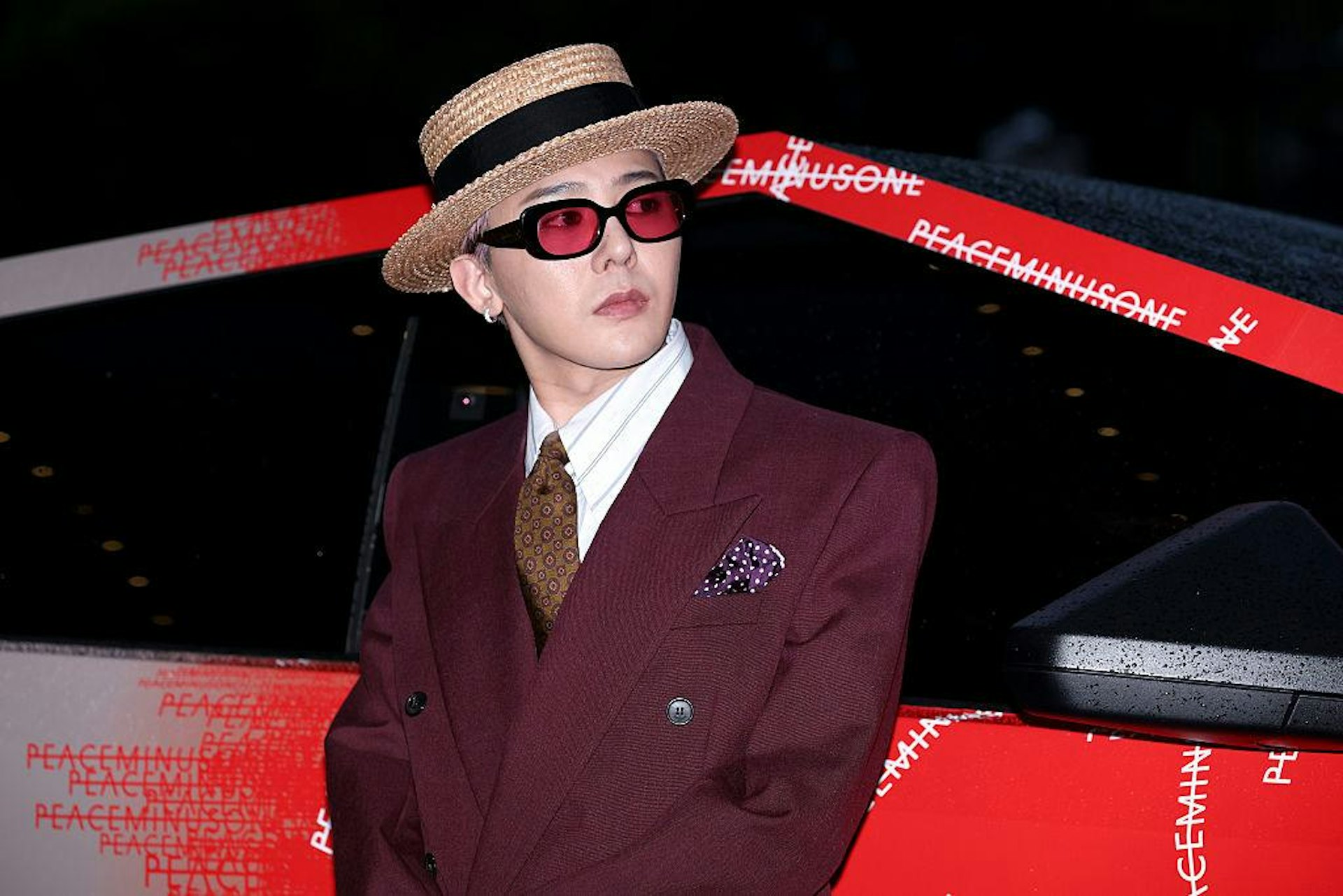 韓國男團BIGBANG隊長GD(G-DRAGON,原名權志龍)在演出途中,發現一名攝影導演為了捕捉畫面不斷倒退,險些摔下2公尺(米)的高台,他在危急之際趕緊出手阻止,還親自當起人肉防護牆。(Getty)