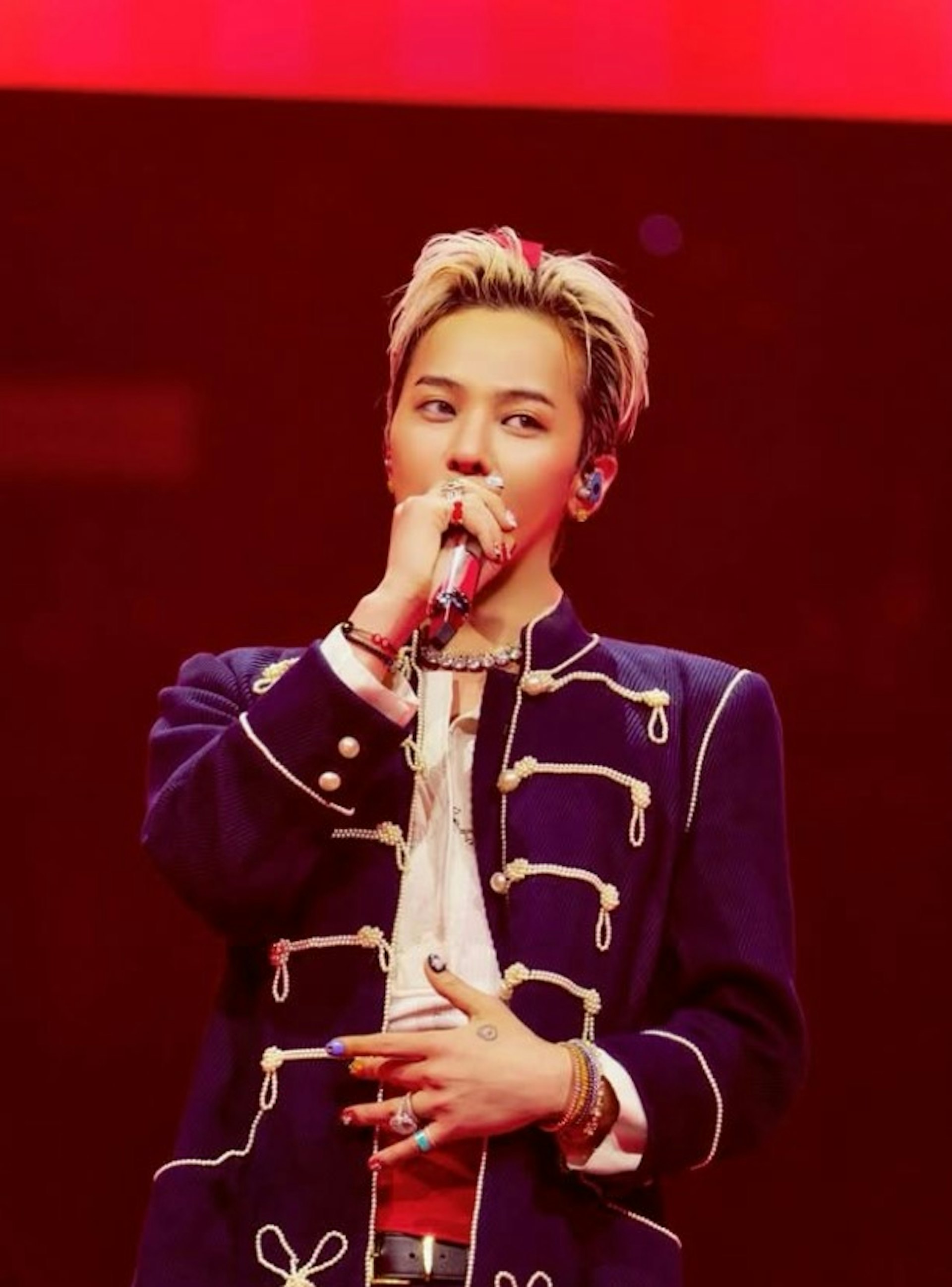 延伸閱讀:BIGBANG演唱會攝影師險跌落2米高台 G-Dragon用身體阻擋救人獲讚(G-DRAGON,原名權志龍)(IG@xxxibgdrgn)