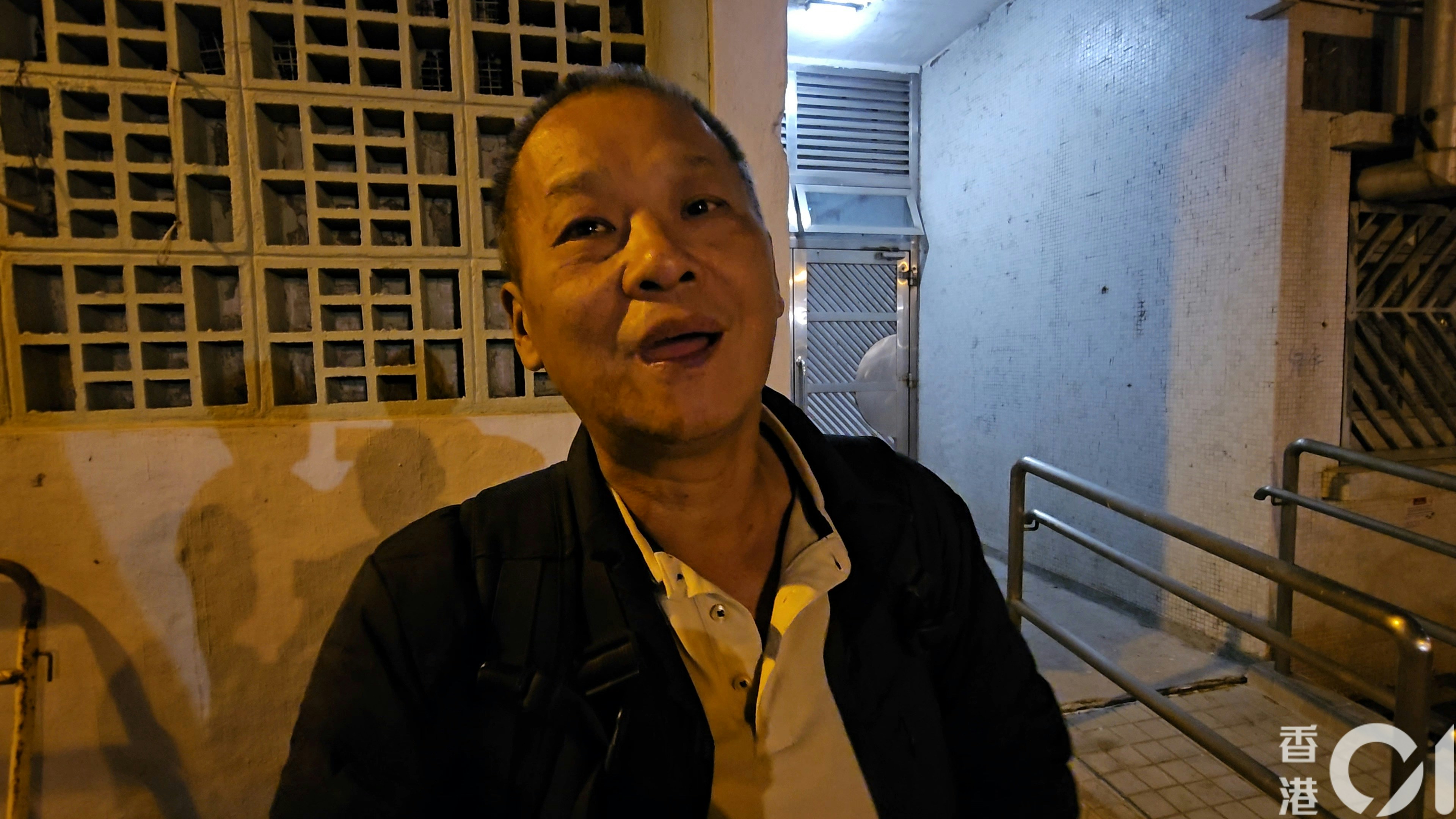 居於宏新閣的余先生,認為應允許居民分早、午兩次上樓,讓災民有更充足的時間執拾。(資料圖片/梁偉權攝) 居於宏新閣的余先生,認為應允許居民分早、午兩次上樓,讓災民有更充足的時間執拾。(資料圖片/梁偉權攝)