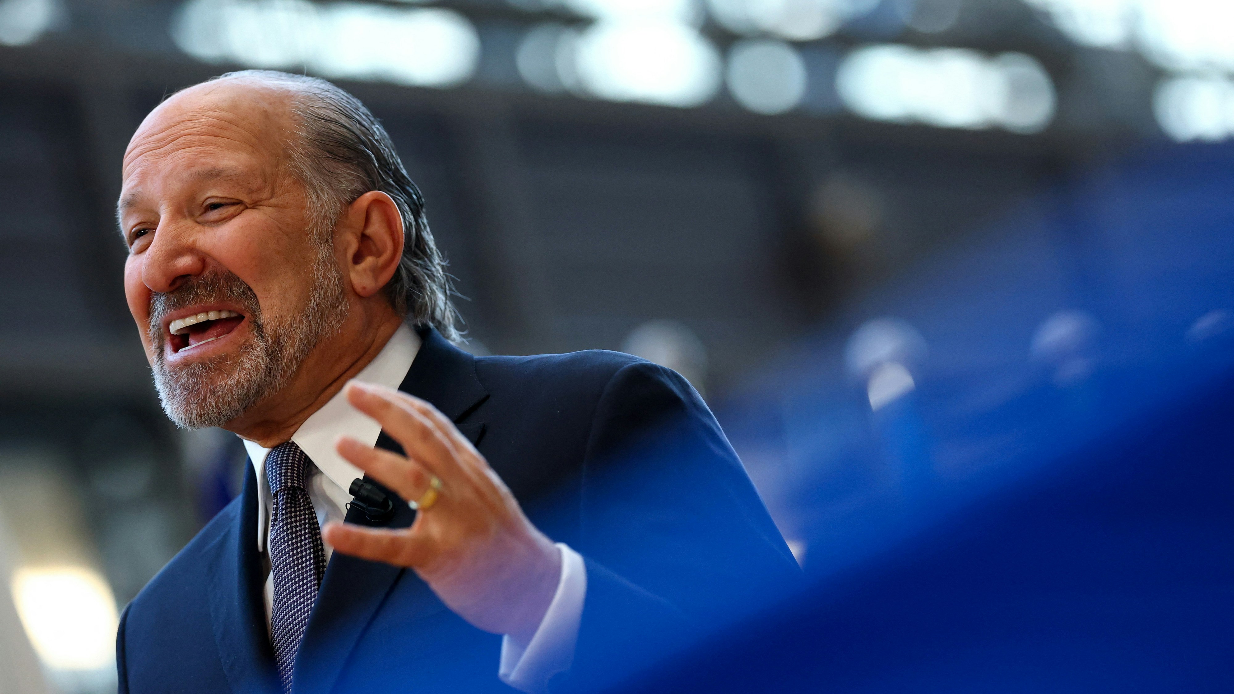 2025年11月24日，比利時布魯塞爾，美國商務部長盧特尼克（Howard Lutnick）與歐盟負責貿易的部長們共進工作午餐。盧特尼克其後向媒體發表講話。（Reuters）