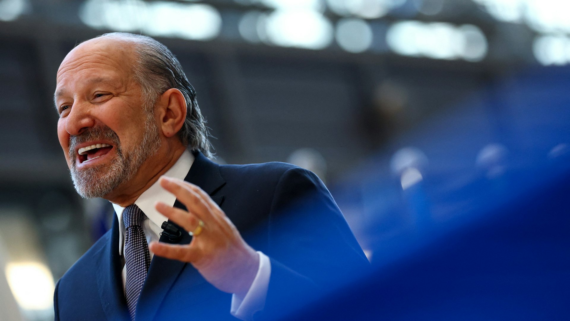 2025年11月24日,比利時布魯塞爾,美國商務部長盧特尼克(Howard Lutnick)與歐盟負責貿易的部長們共進工作午餐。盧特尼克其後向媒體發表講話。(Reuters)