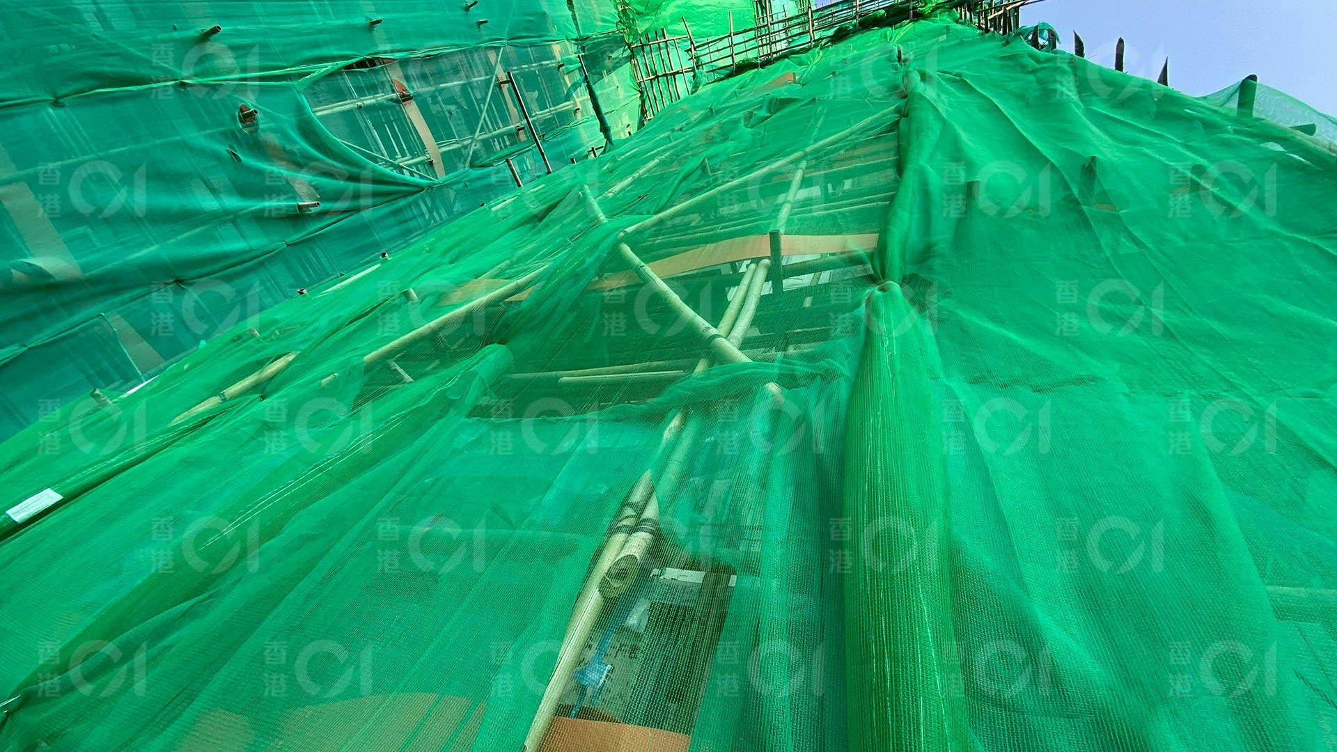 政府勒令全港維修中大廈3日內拆棚網周思傑:工人數目足以完成