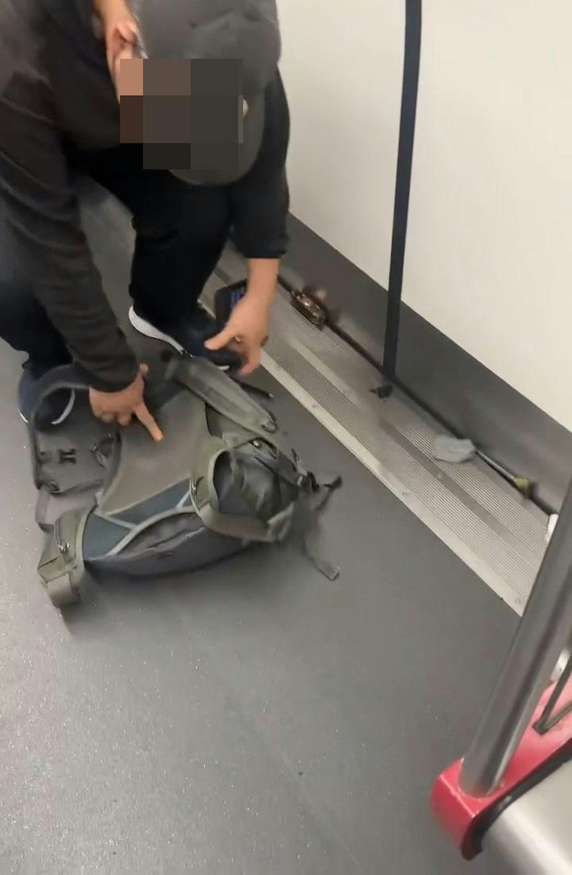 乘客嘗試滅火