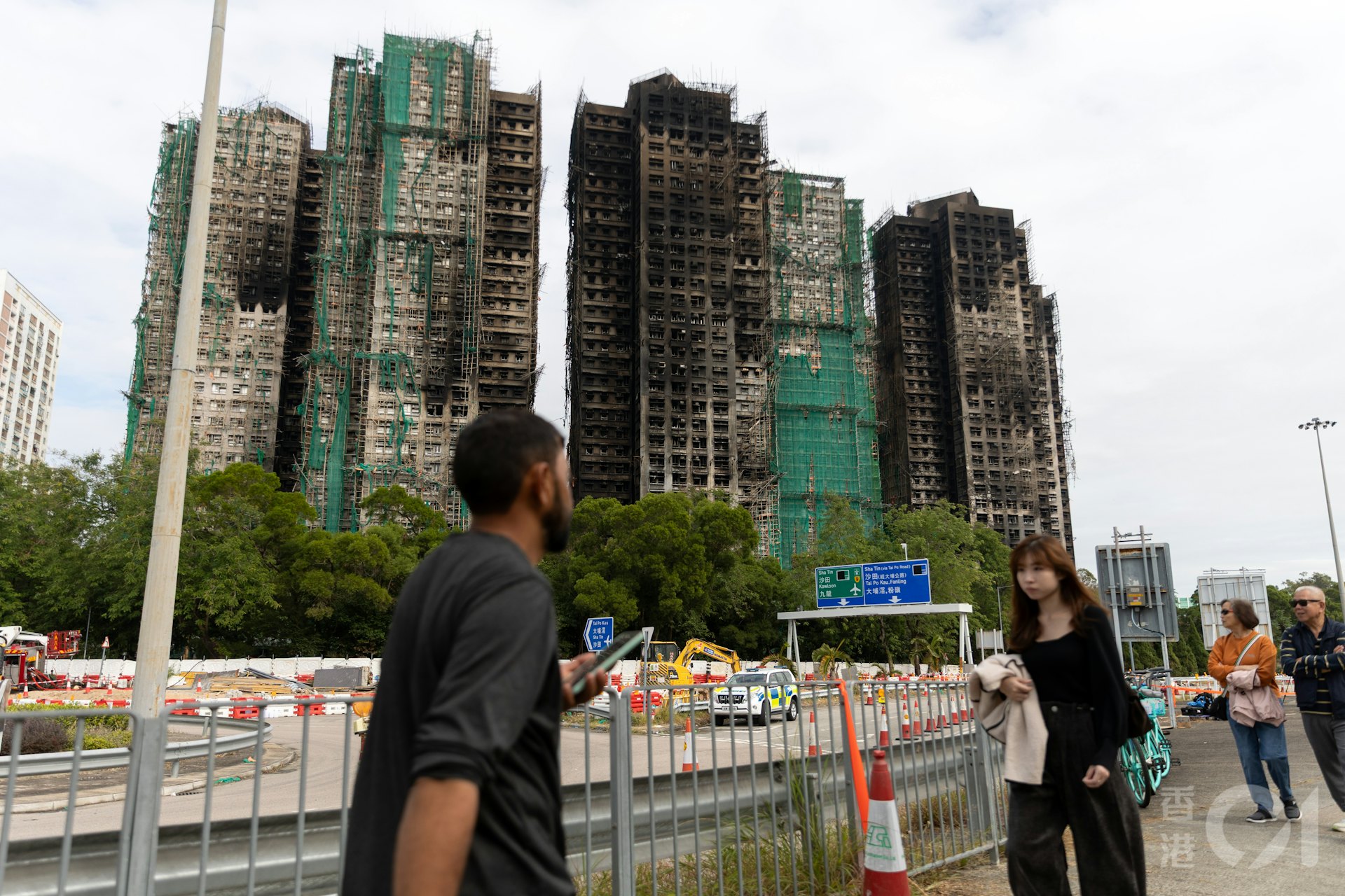 12月1日在大埔宏福苑可見,部份竹棚及棚網未有被燒毀,而部份被焚燒較嚴重大廈,則受損部份頗大。(夏家朗攝) 12月1日在大埔宏福苑可見,部份竹棚及棚網未有被燒毀,而部份被焚燒較嚴重大廈,則受損部份頗大。(夏家朗攝)