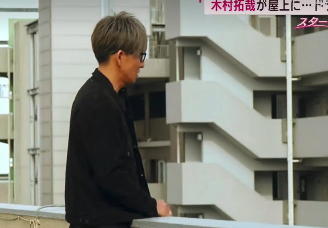 木村拓哉在屋顶的侧面节目画面