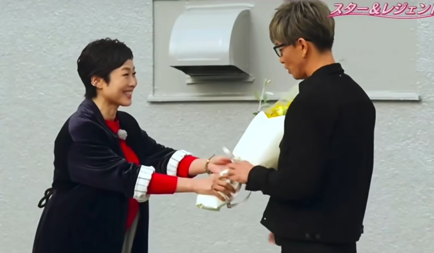 木村拓哉在节目中接过花束的画面