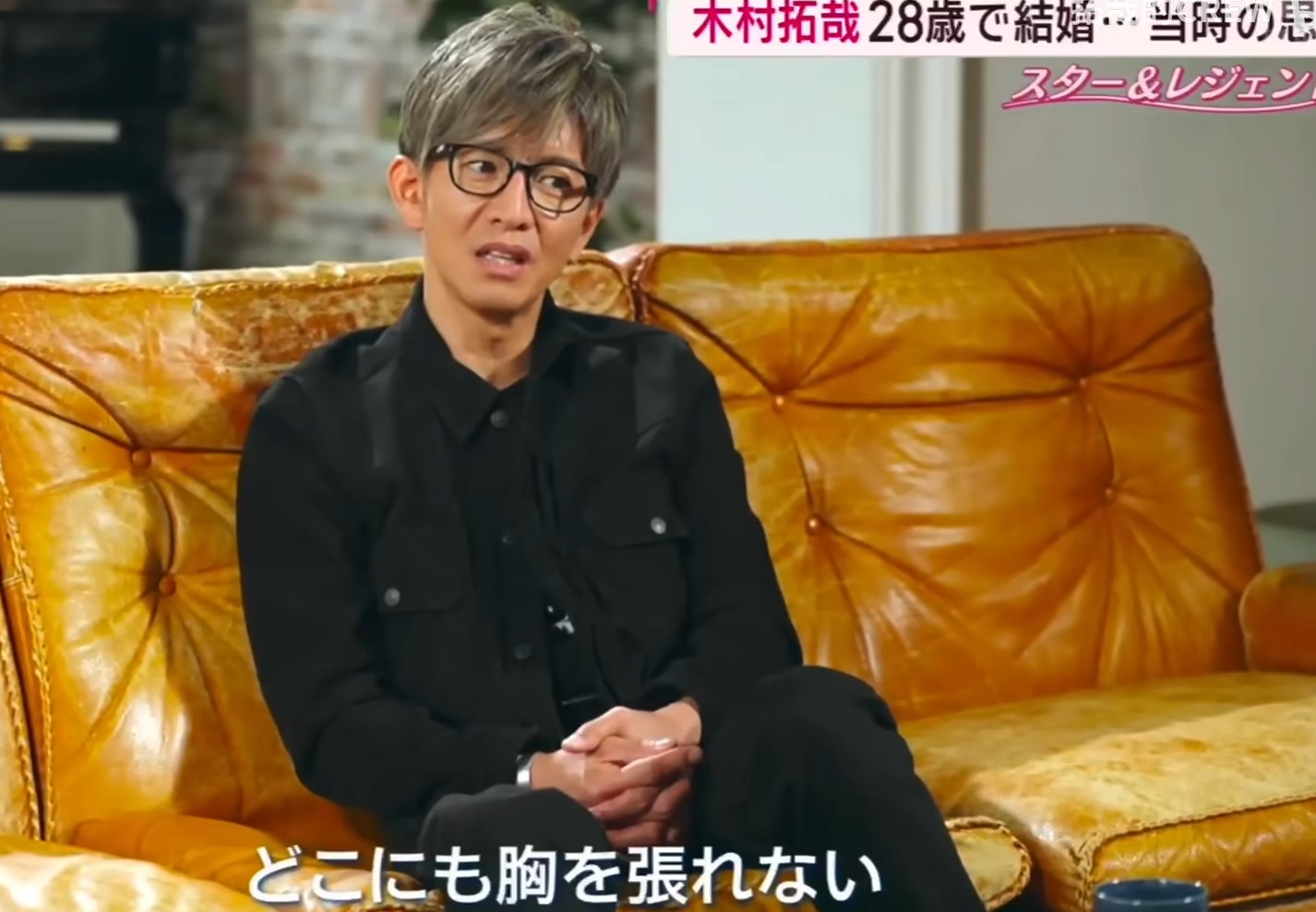 木村拓哉坐在黄色沙发上回答问题