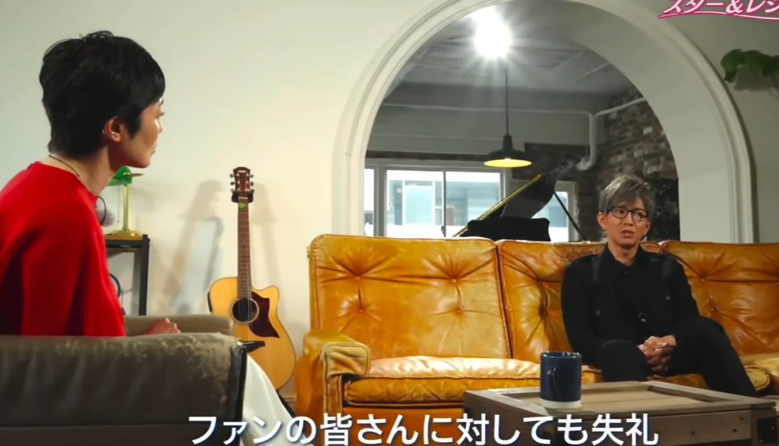 木村拓哉与访谈主持人交谈的既有画面