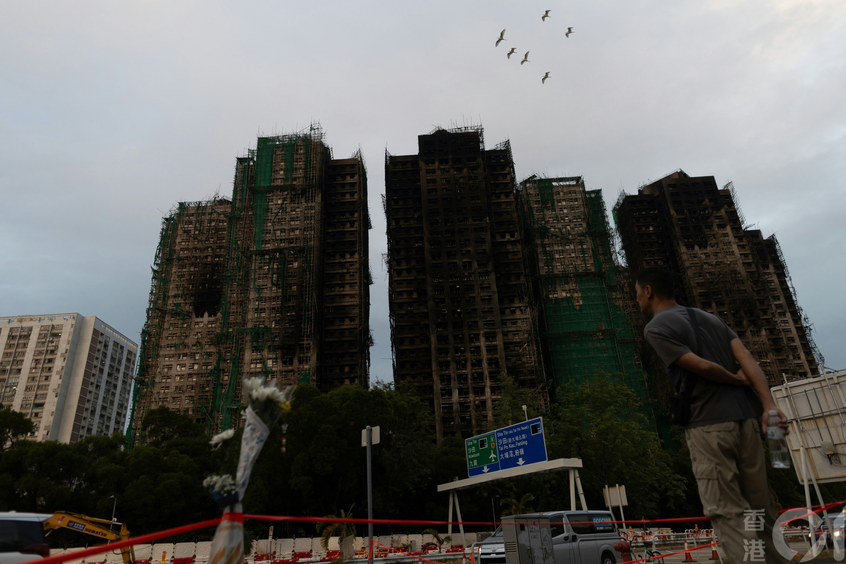 12月2日為大埔宏福苑大火死難者「頭七」，在宏福苑災場封鎖線外，是到來悼念的市民，所擺下的一束束鮮花。（梁鵬威攝）