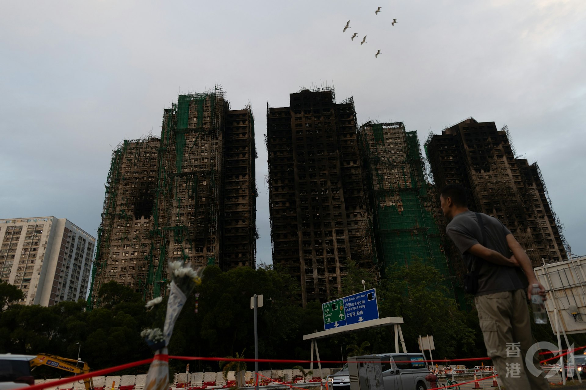 12月2日為大埔宏福苑大火死難者「頭七」,在宏福苑災場封鎖線外,是到來悼念的市民,所擺下的一束束鮮花。(梁鵬威攝) 12月2日為大埔宏福苑大火死難者「頭七」,在宏福苑災場封鎖線外,是到來悼念的市民,所擺下的一束束鮮花。(梁鵬威攝)