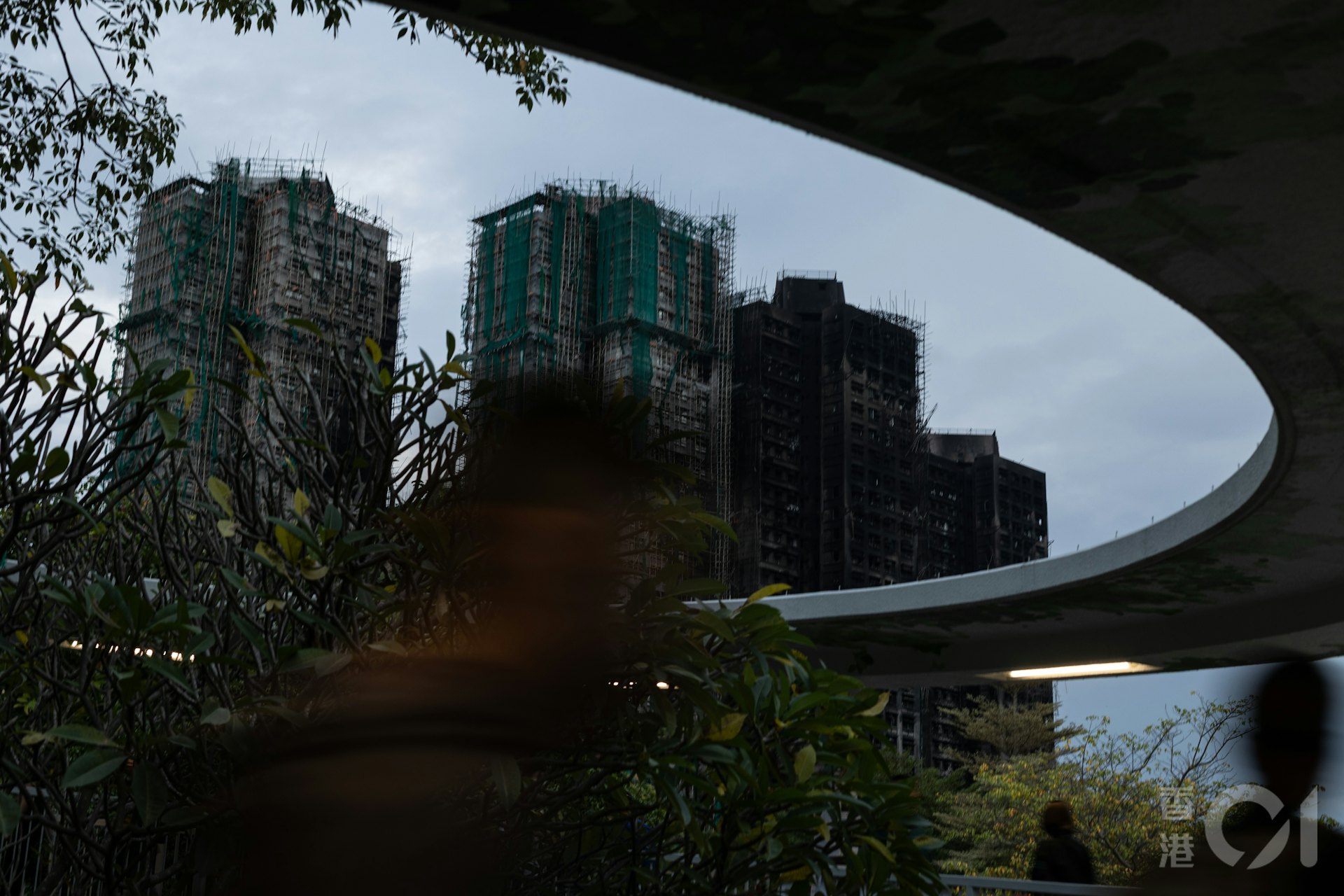 12月2日為大埔宏福苑大火死難者「頭七」,在宏福苑災場封鎖線外,是到來悼念的市民,所擺下的一束束鮮花。(梁鵬威攝) 12月2日為大埔宏福苑大火死難者「頭七」,在宏福苑災場封鎖線外,是到來悼念的市民,所擺下的一束束鮮花。(梁鵬威攝)