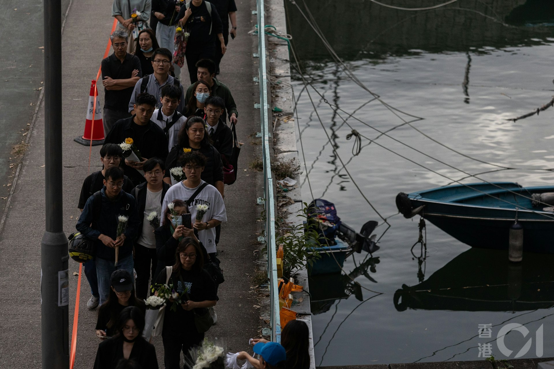 12月2日為大埔宏福苑大火死難者「頭七」,大批市民傍晚陸續到災場外的廣福邨空地,悼念死難者。(梁鵬威攝) 12月2日為大埔宏福苑大火死難者「頭七」,大批市民傍晚陸續到災場外的廣福邨空地,悼念死難者。(梁鵬威攝)