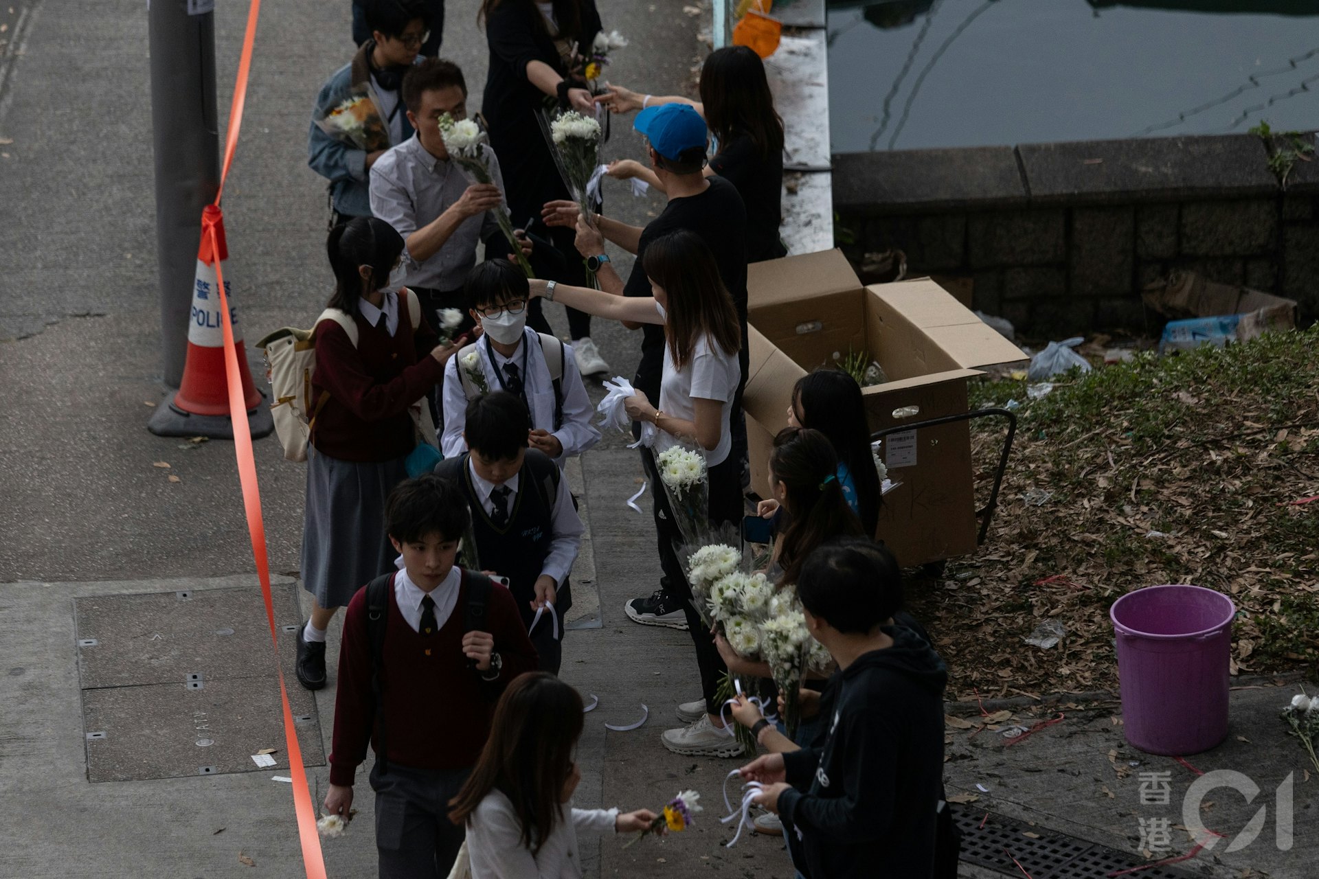 12月2日為大埔宏福苑大火死難者「頭七」,大批市民傍晚陸續到災場外的廣福邨空地,悼念死難者。(梁鵬威攝) 12月2日為大埔宏福苑大火死難者「頭七」,大批市民傍晚陸續到災場外的廣福邨空地,悼念死難者。(梁鵬威攝)