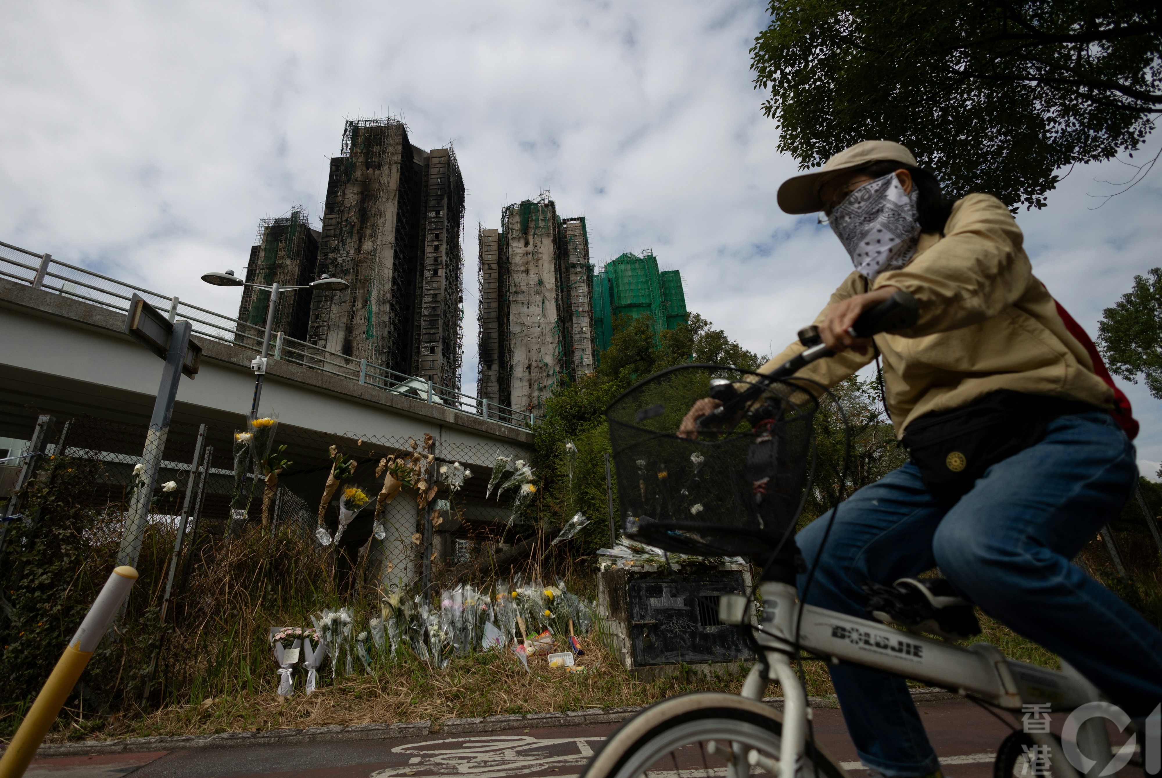 12月2日為大埔宏福苑大火死難者「頭七」,曾經是數千人的美好的家，外牆留下火災印記。（夏家朗攝）