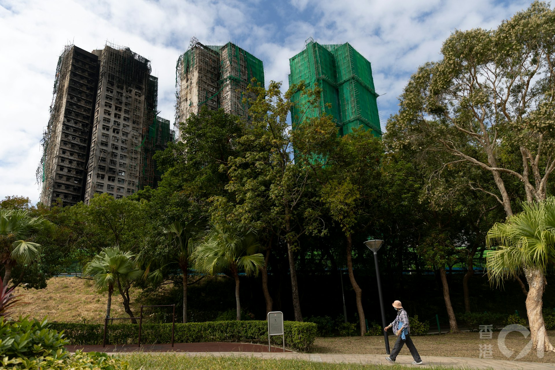 12月2日為大埔宏福苑大火死難者「頭七」,曾經是數千人的美好的家,外牆留下火災印記。(夏家朗攝) 12月2日為大埔宏福苑大火死難者「頭七」,曾經是數千人的美好的家,外牆留下火災印記。(夏家朗攝)