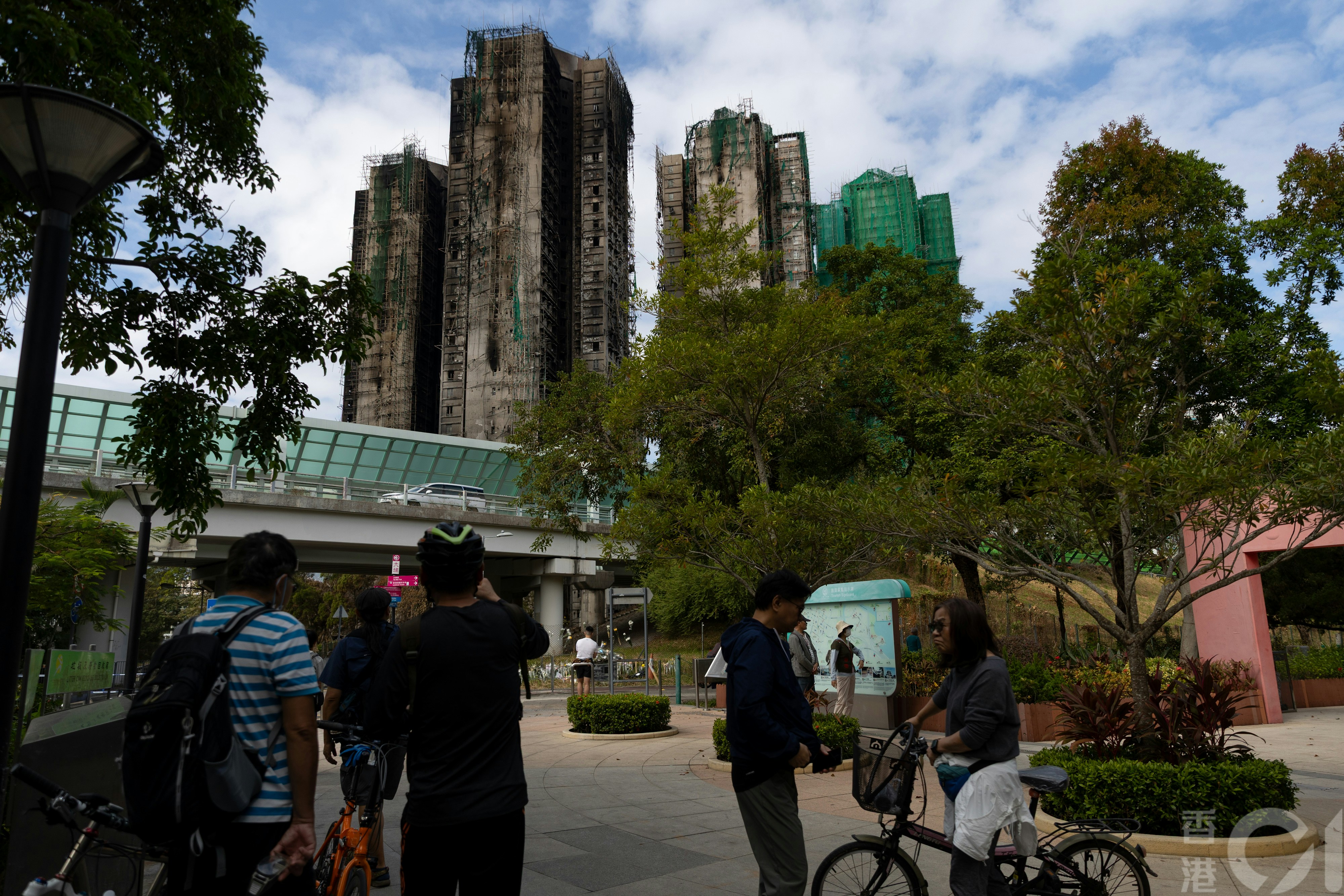 12月2日為大埔宏福苑大火死難者「頭七」,曾經是數千人的美好的家，外牆留下火災印記，經過的人都留步觀及討論。（夏家朗攝）