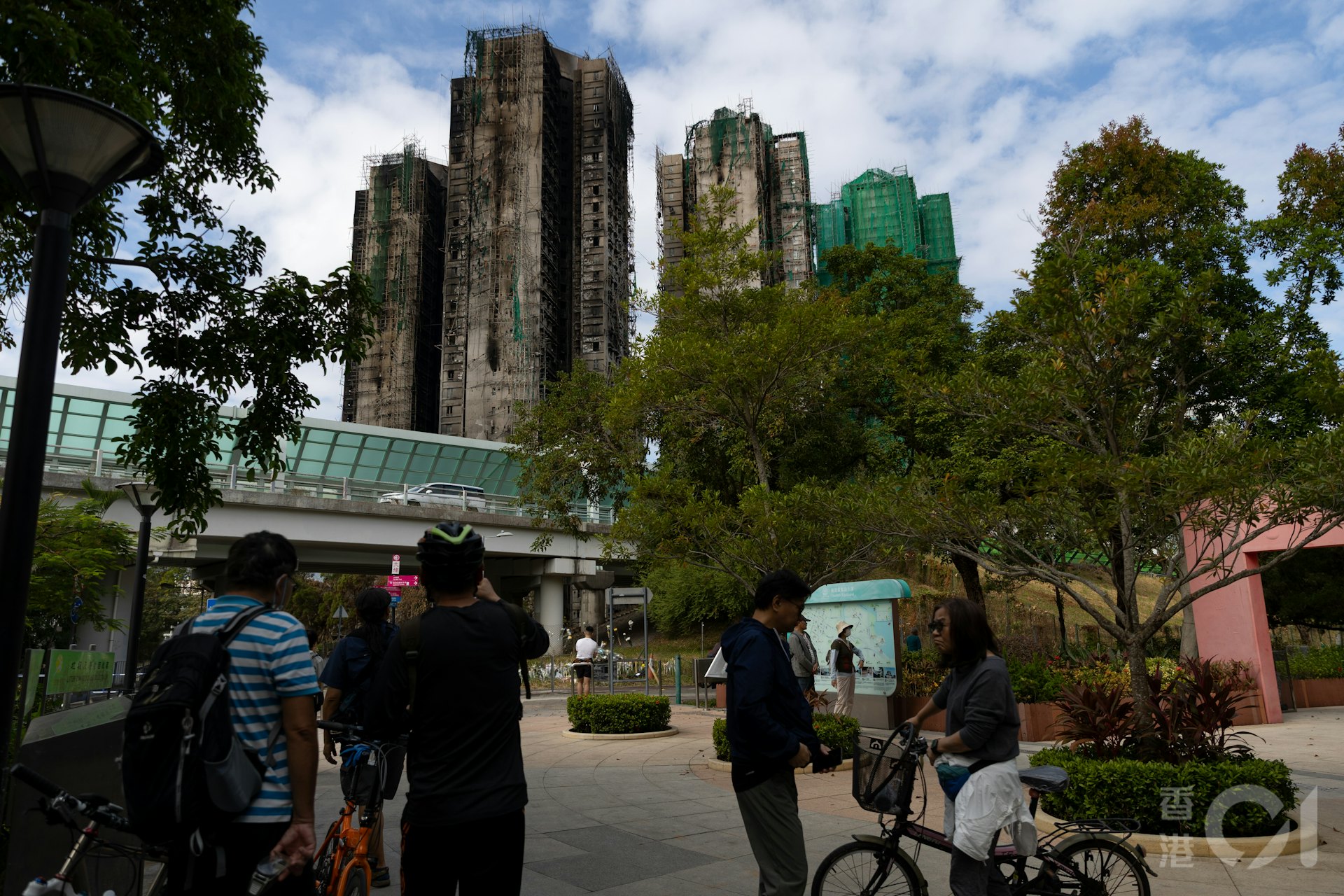 12月2日為大埔宏福苑大火死難者「頭七」,曾經是數千人的美好的家,外牆留下火災印記,經過的人都留步觀及討論。(夏家朗攝) 12月2日為大埔宏福苑大火死難者「頭七」,曾經是數千人的美好的家,外牆留下火災印記,經過的人都留步觀及討論。(夏家朗攝)