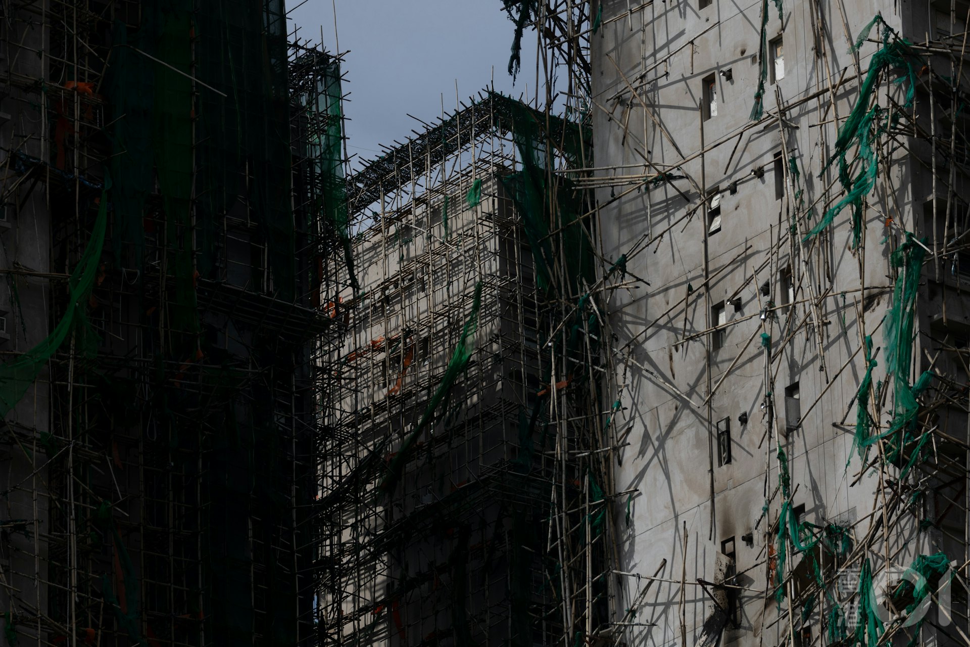 12月2日為大埔宏福苑大火死難者「頭七」,曾經是數千人的美好的家,外牆留下火災印記,竹棚和棚網掛在半空。(夏家朗攝) 12月2日為大埔宏福苑大火死難者「頭七」,曾經是數千人的美好的家,外牆留下火災印記,竹棚和棚網掛在半空。(夏家朗攝)