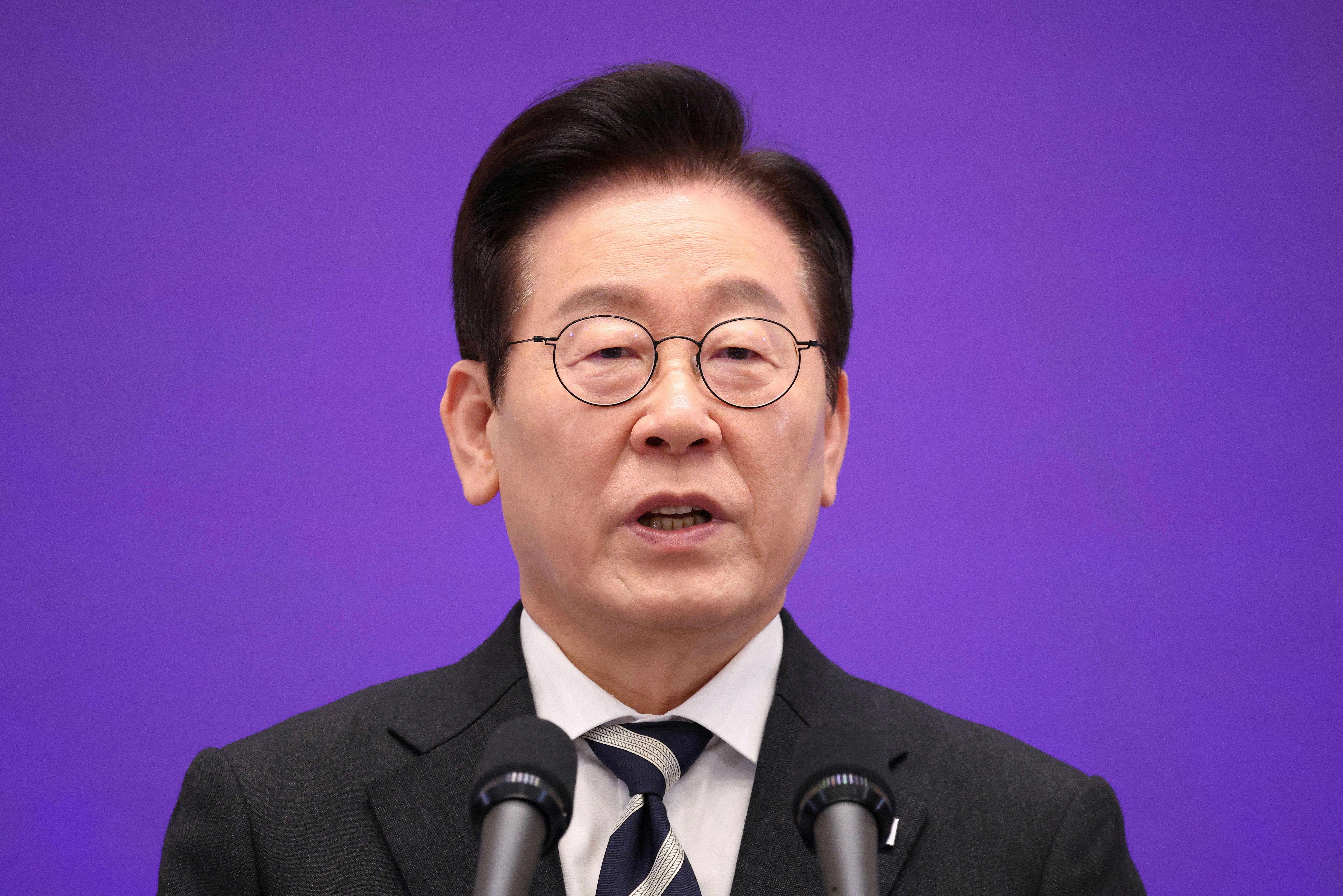 韩国戒严一周年｜李在明：已全面恢复民主防长代表军方正式致歉