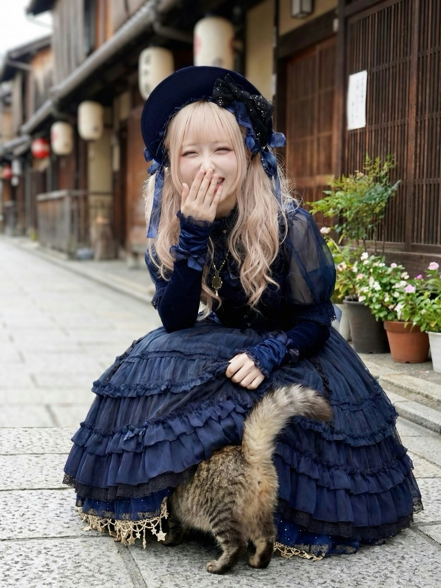 图片[4] - 日本萝莉塔美少女“被猫咪钻裙底照”意外网络爆火，没想到背后的主角竟大有来头！真实身份竟是48岁大叔！ - 奇趣星球报 - 奇趣星球报