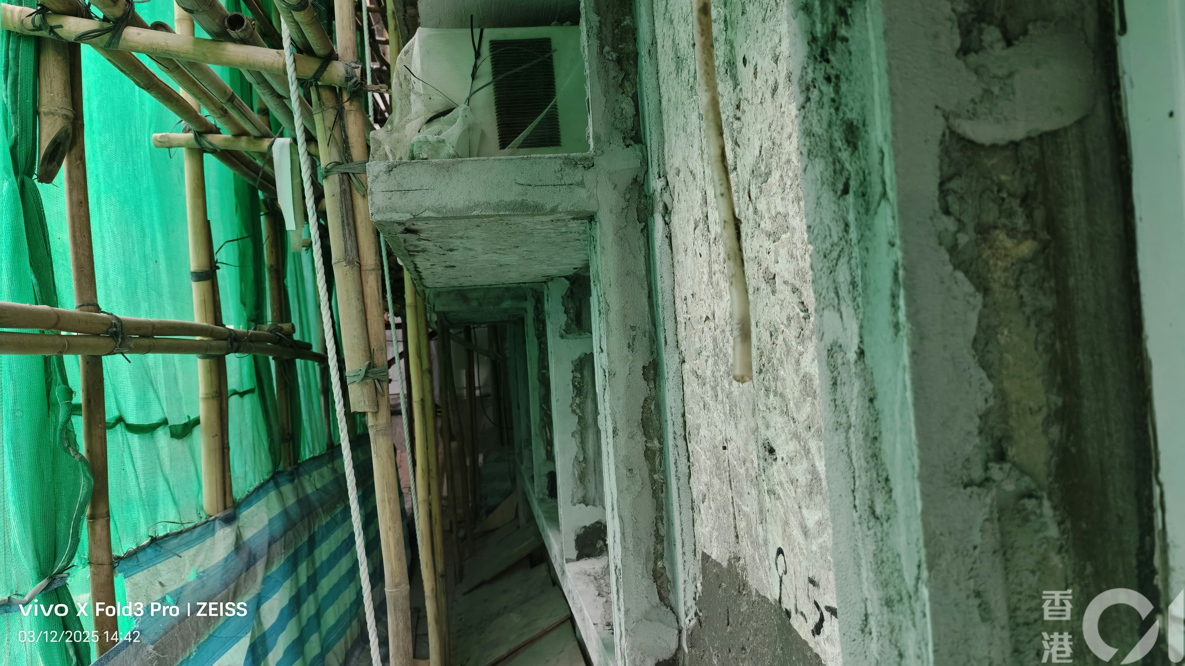 大埔宏福苑未被大火波及的宏志閣，住戶12月3日獲准回家拿取重要物。從居民拍攝的相片可見，大廈外牆仍保留大幅棚架綠色保護網。（居民提供）