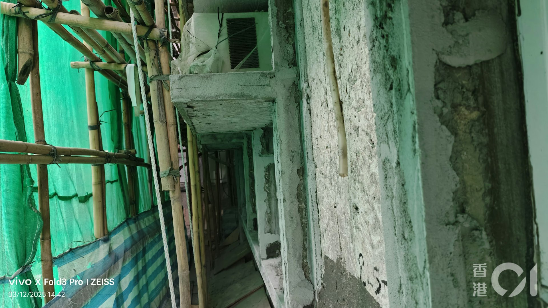 大埔宏福苑未被大火波及的宏志閣,住戶12月3日獲准回家拿取重要物。從居民拍攝的相片可見,大廈外牆仍保留大幅棚架綠色保護網。(居民提供) 大埔宏福苑未被大火波及的宏志閣,住戶12月3日獲准回家拿取重要物。從居民拍攝的相片可見,大廈外牆仍保留大幅棚架綠色保護網。(居民提供)