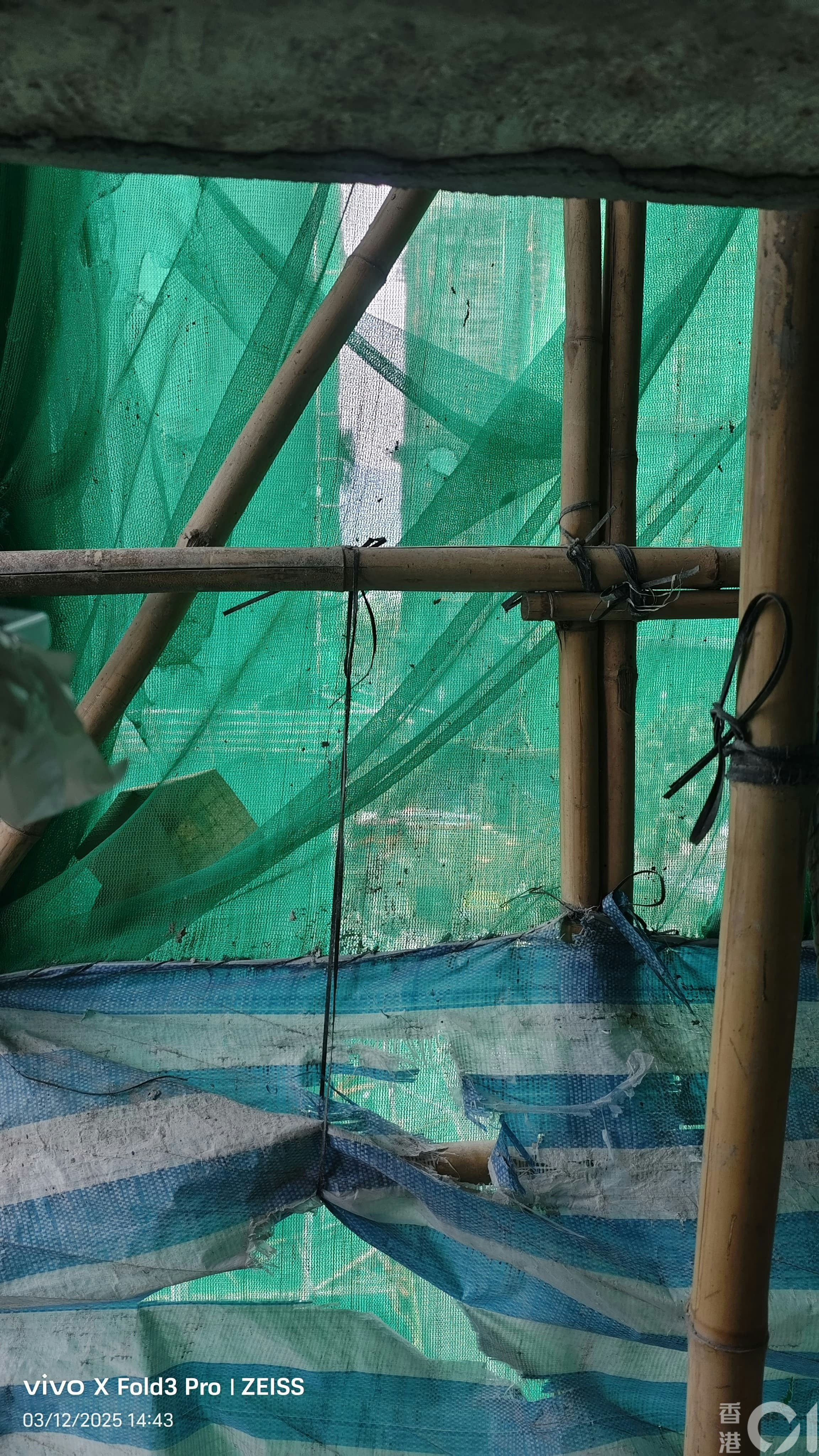 大埔宏福苑未被大火波及的宏志閣，住戶12月3日獲准回家拿取重要物。從居民拍攝的相片可見，棚架工作平台亦有帆布。（居民提供）