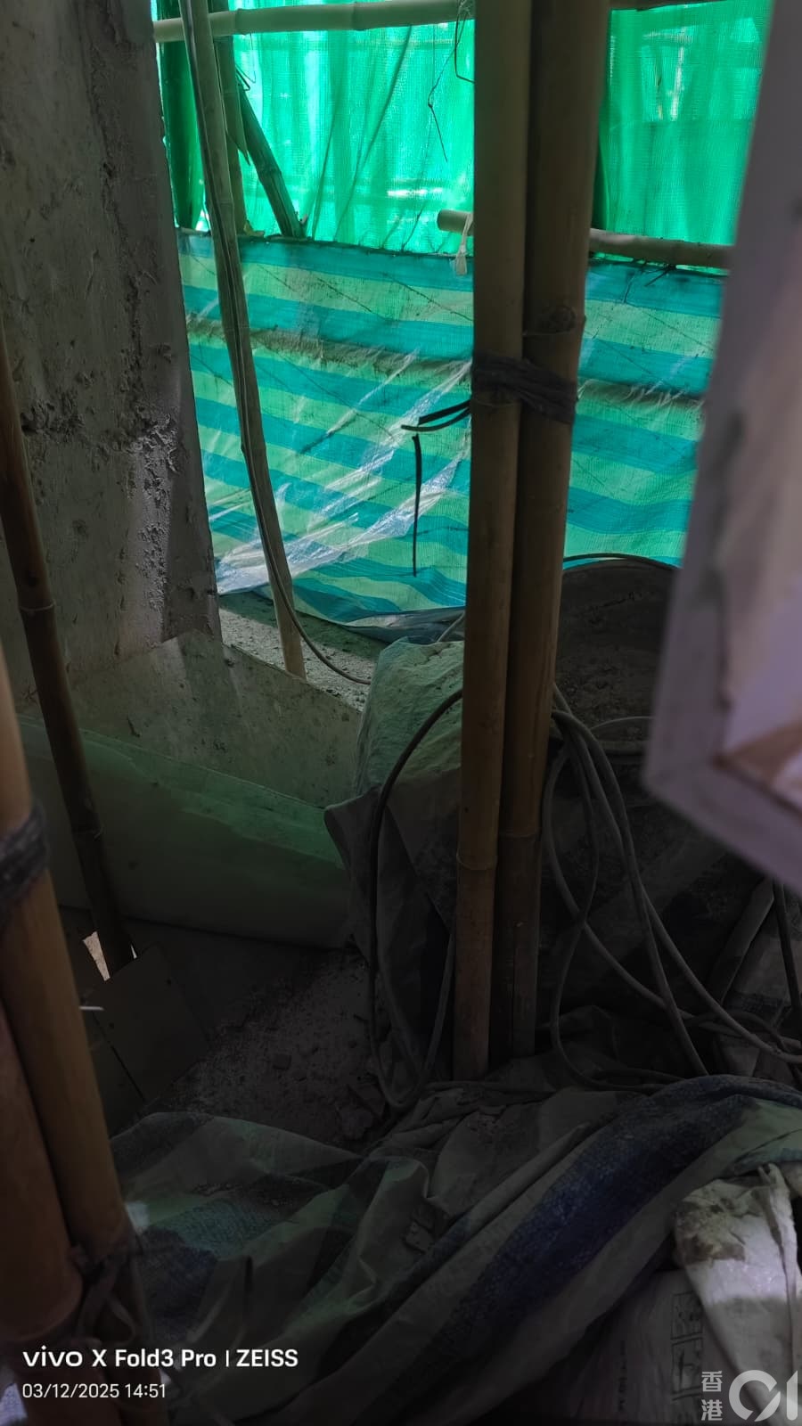 大埔宏福苑未被大火波及的宏志閣,住戶12月3日獲准回家拿取重要物。從居民拍攝的相片可見,部分單位對開,棚架工作平台有雜物堆積。(居民提供) 大埔宏福苑未被大火波及的宏志閣,住戶12月3日獲准回家拿取重要物。從居民拍攝的相片可見,部分單位對開,棚架工作平台有雜物堆積。(居民提供)