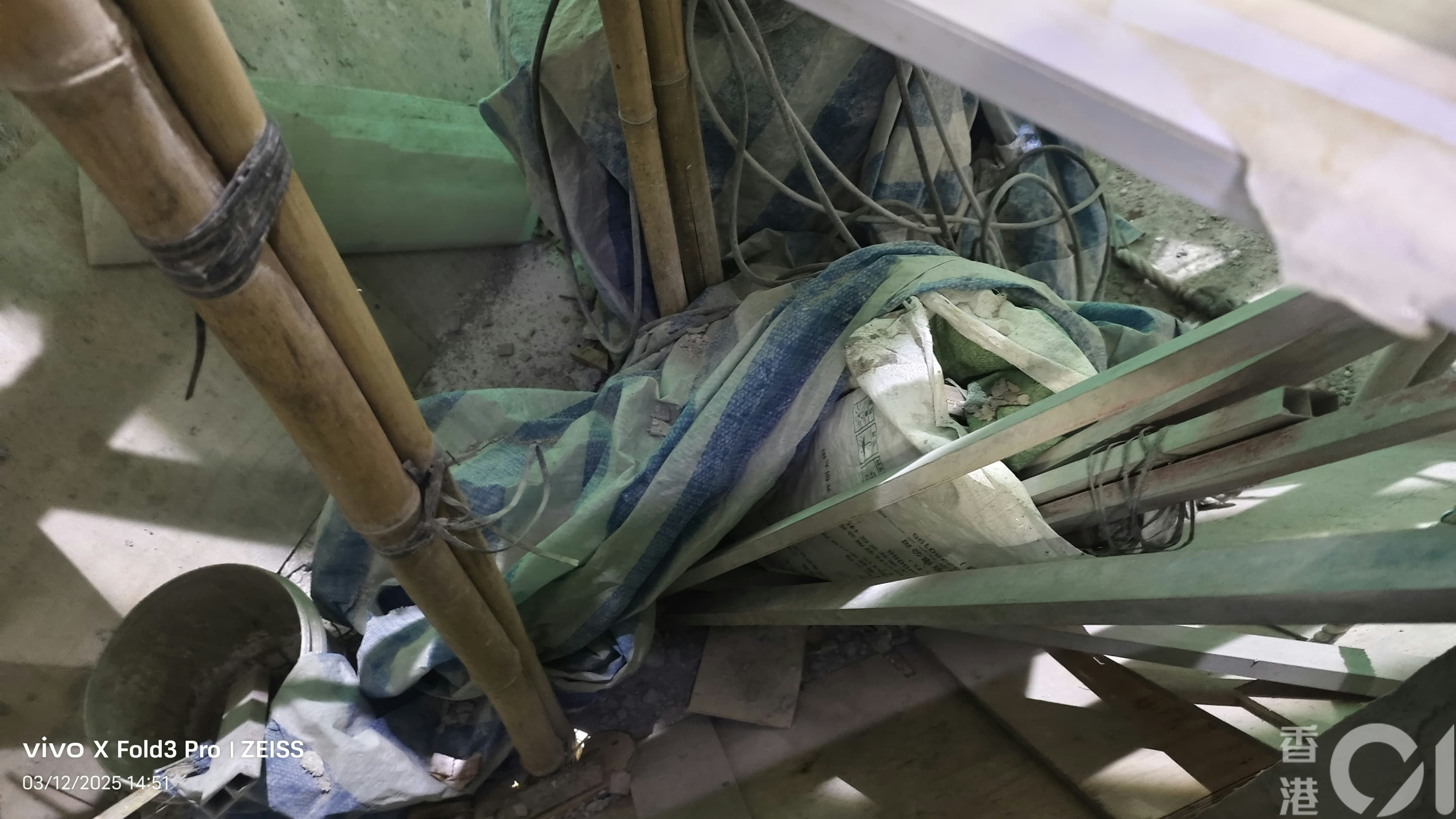 大埔宏福苑未被大火波及的宏志閣，住戶12月3日獲准回家拿取重要物。從居民拍攝的相片可見，部分單位對開，棚架工作平台有雜物堆積。(居民提供）