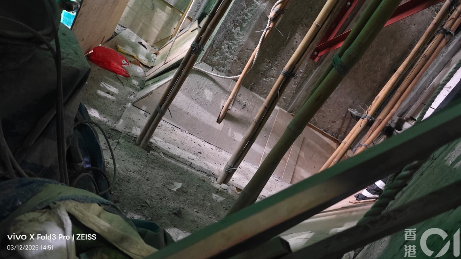 大埔宏福苑未被大火波及的宏志閣，住戶12月3日獲准回家拿取重要物。從居民拍攝的相片可見，棚架工作平台有木板等。(居民提供）