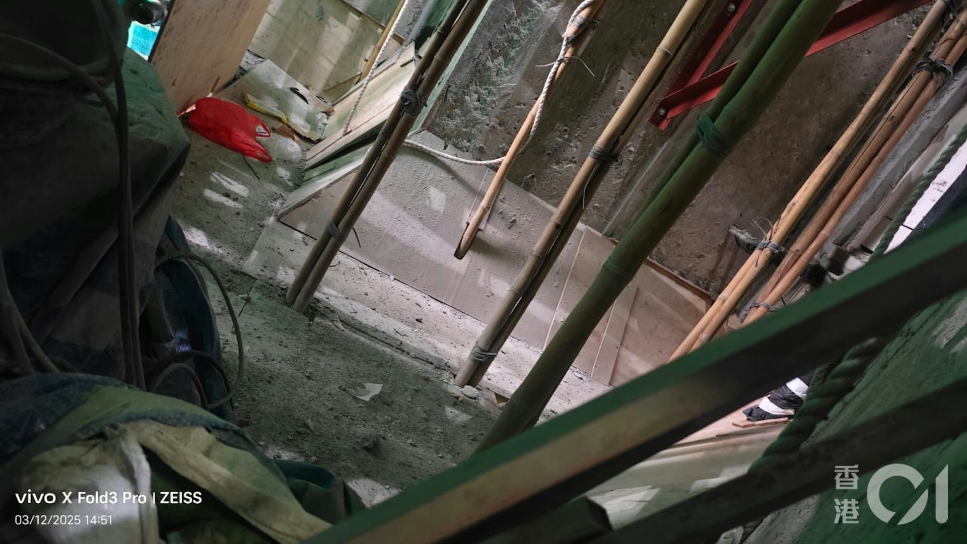 大埔宏福苑未被大火波及的宏志閣,住戶12月3日獲准回家拿取重要物。從居民拍攝的相片可見,棚架工作平台有木板等。(居民提供) 大埔宏福苑未被大火波及的宏志閣,住戶12月3日獲准回家拿取重要物。從居民拍攝的相片可見,棚架工作平台有木板等。(居民提供)