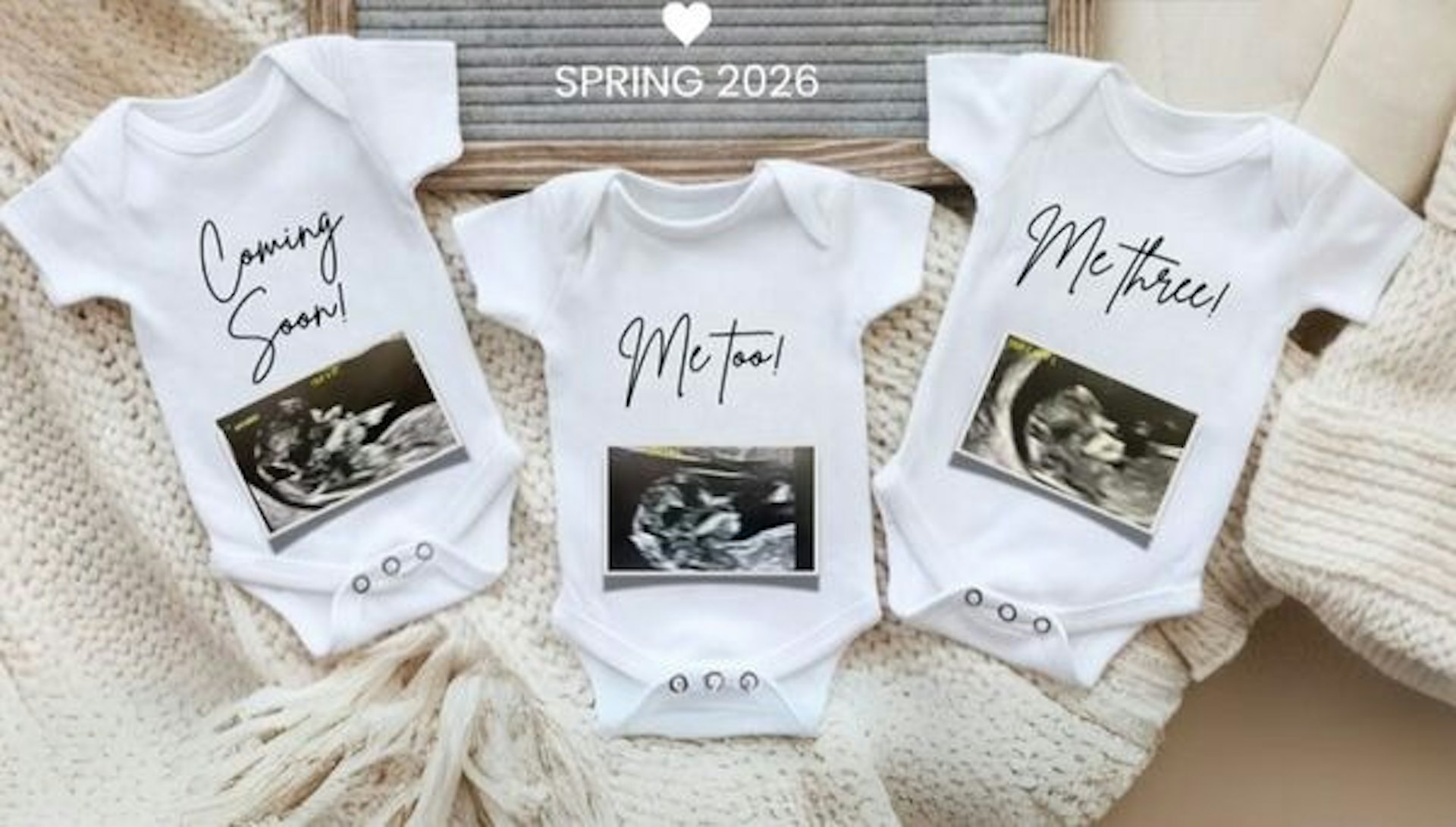 漢娜曬出三胞胎的寶寶連身衣,上頭有超音波照片(tiktok@hmpk0912)