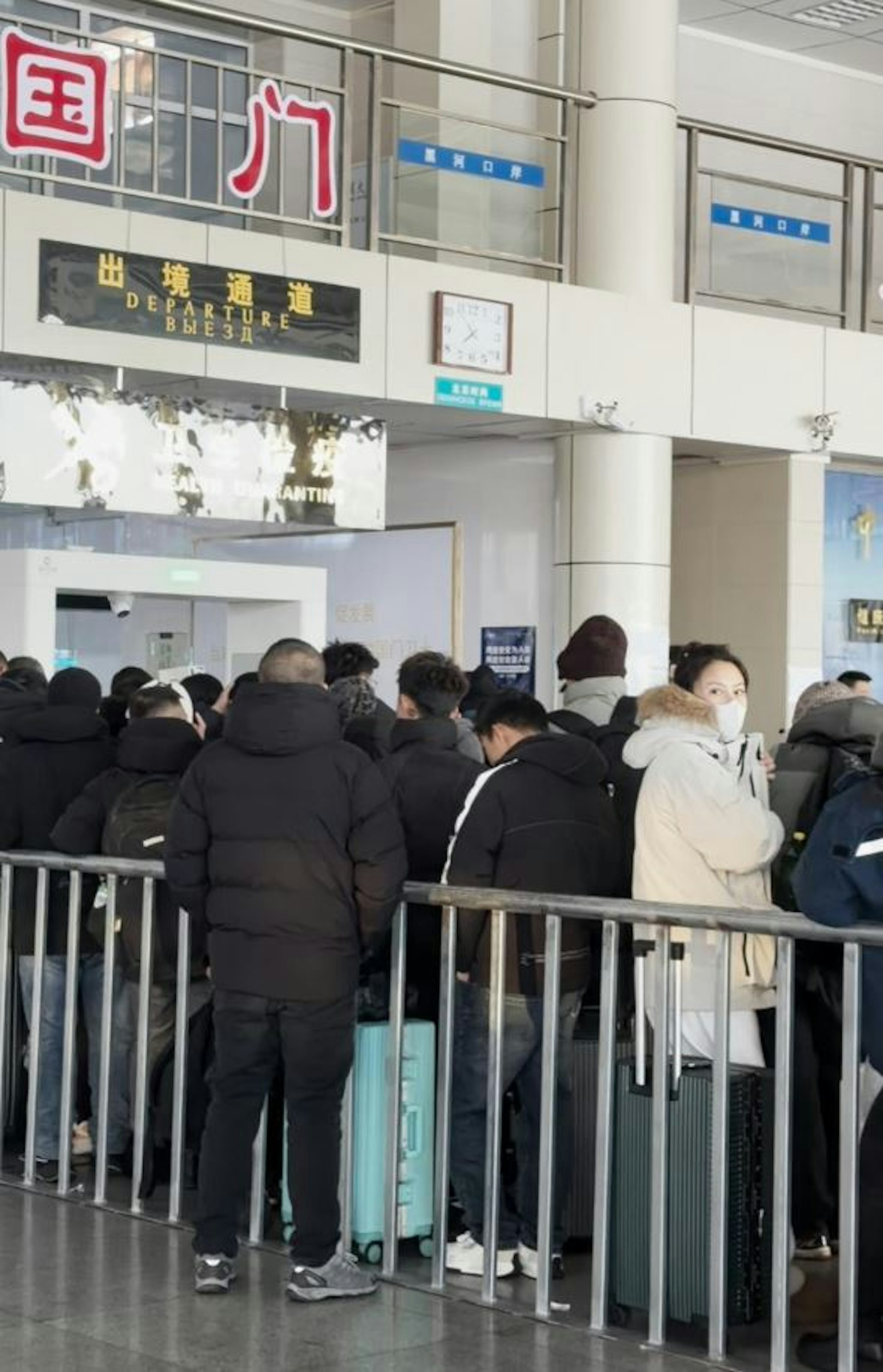 許多遊客手持護照,排隊等待安檢,準備前往俄羅斯。(極目新聞)