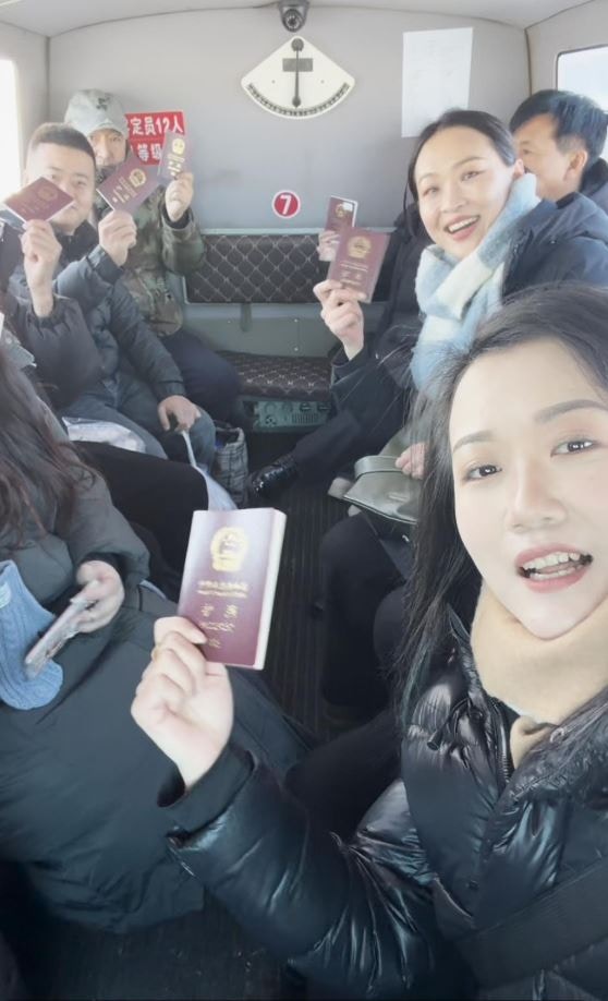 氣墊船每趟可搭載10人，從黑河口岸前往布拉戈維申斯克僅需2分半鐘。（極目新聞）