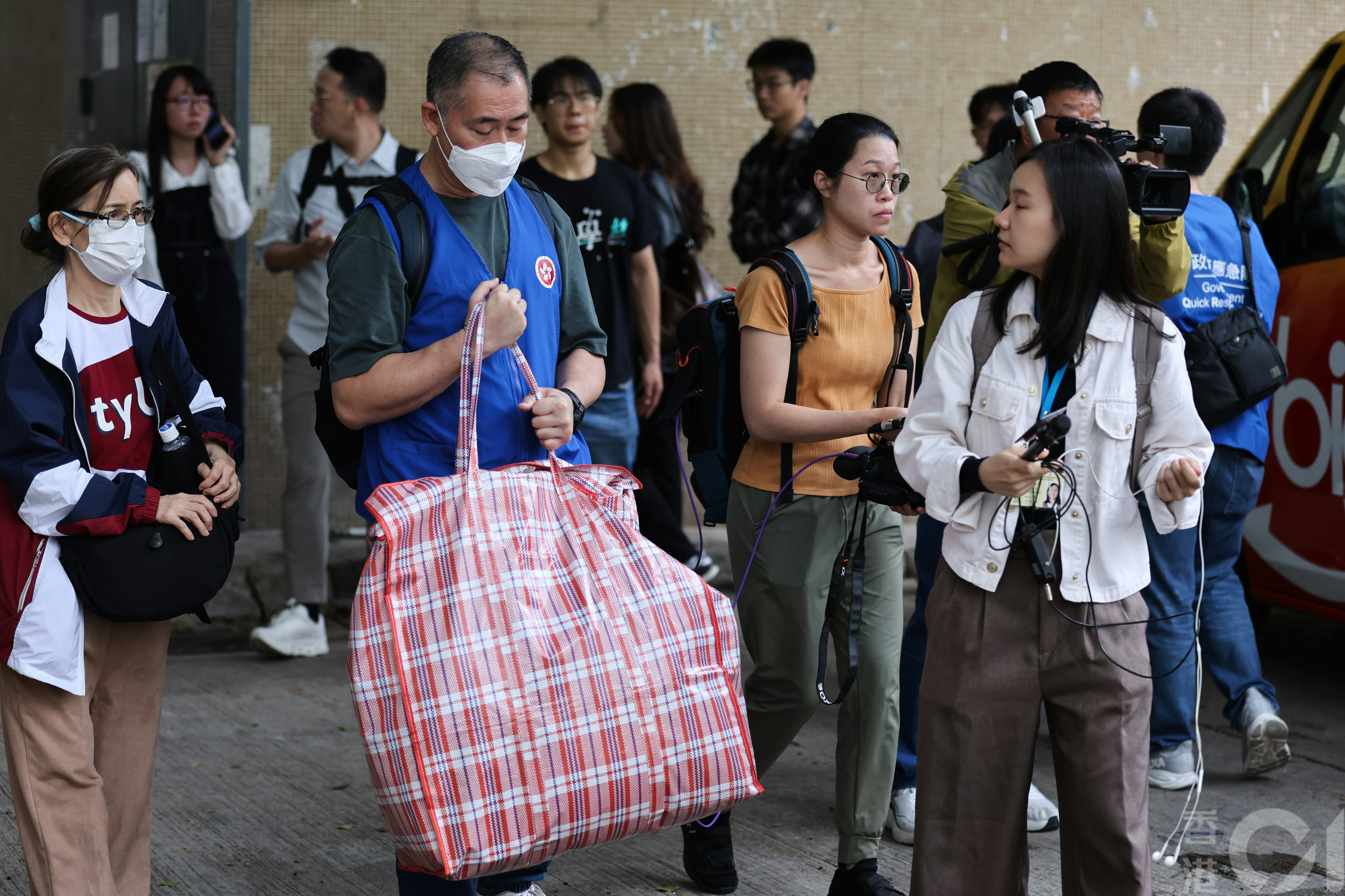 大埔宏福苑宏志閣是八幢大廈中唯一未被火災波及。居民12月3日獲准回家取回重要物品，不少住戶一早回家，並獲的士車隊Bigbee義載往返暫居居所。（陳葦慈攝）